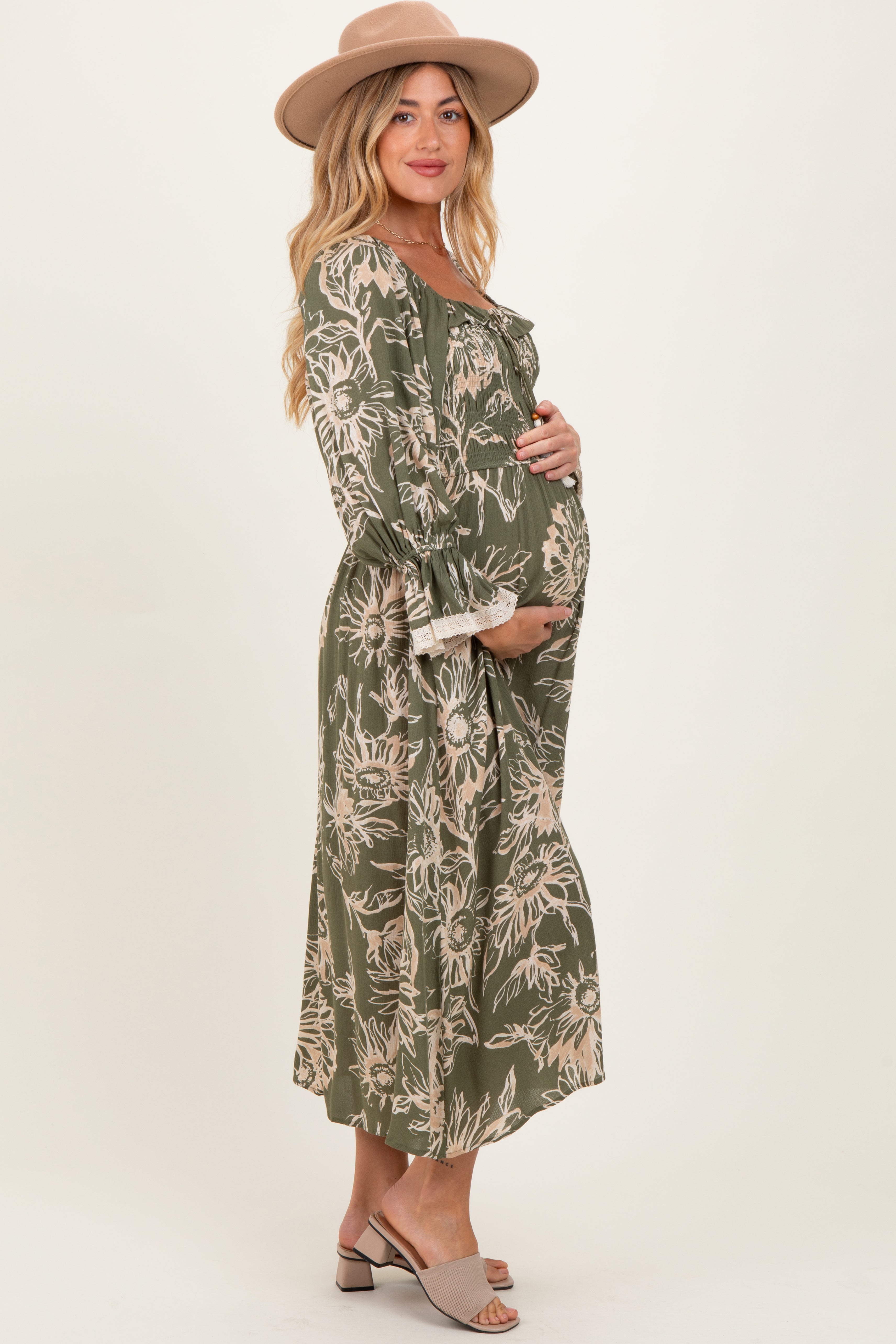 Olivfarbenes florales Umstands-Midikleid mit Smok-Detail und 3/4-Ärmeln