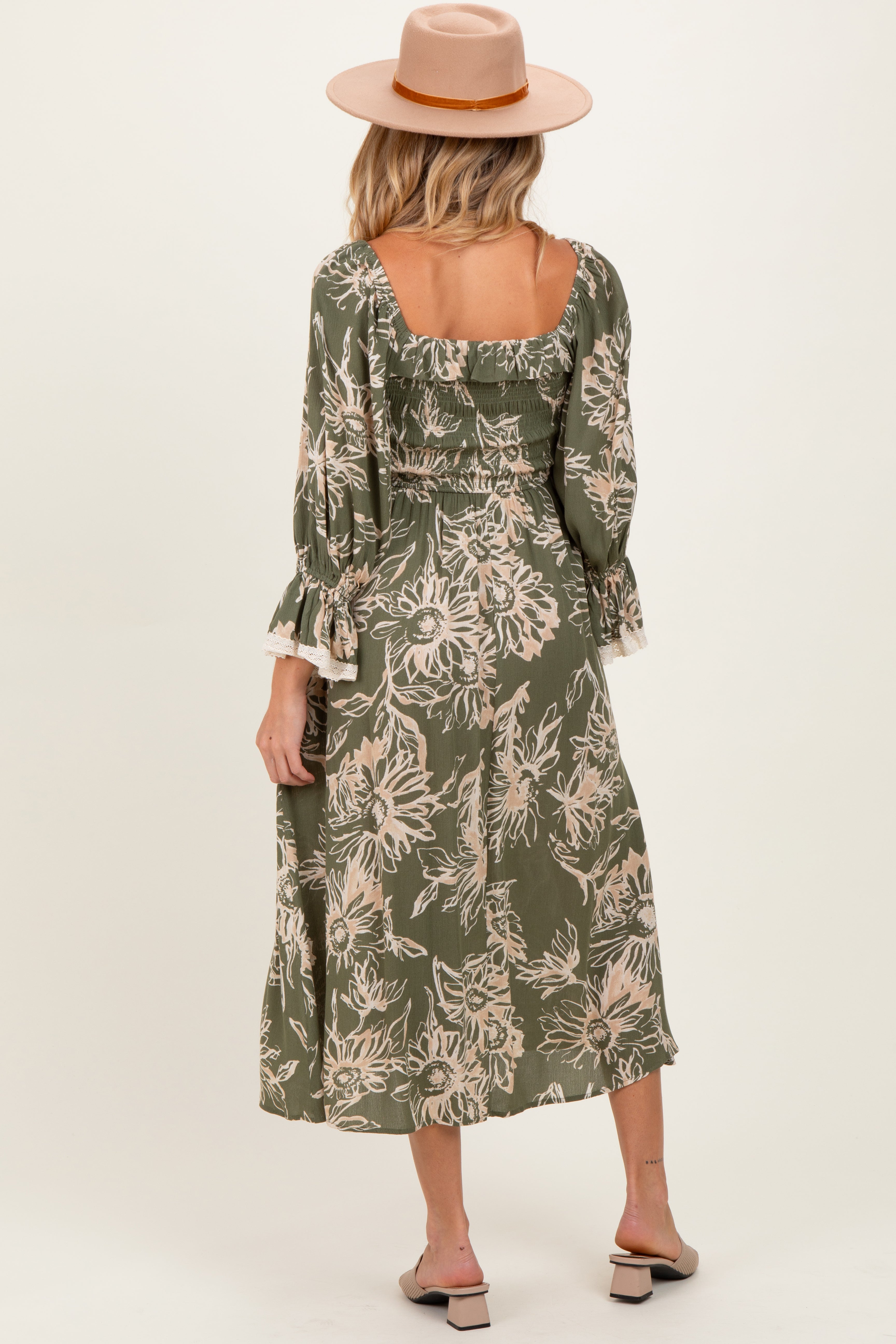 Olivfarbenes florales Umstands-Midikleid mit Smok-Detail und 3/4-Ärmeln