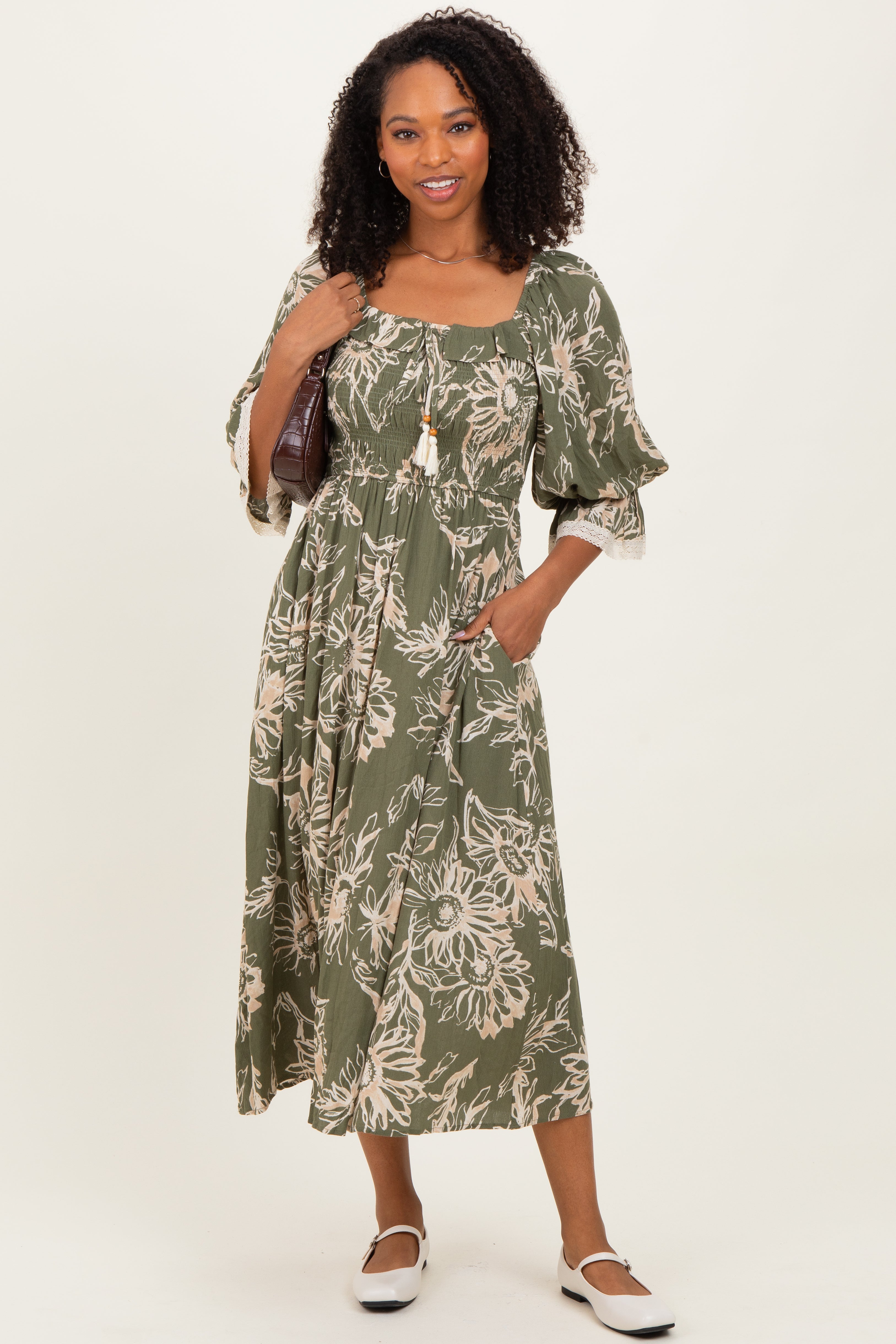 Olivfarbenes florales Umstands-Midikleid mit Smok-Detail und 3/4-Ärmeln