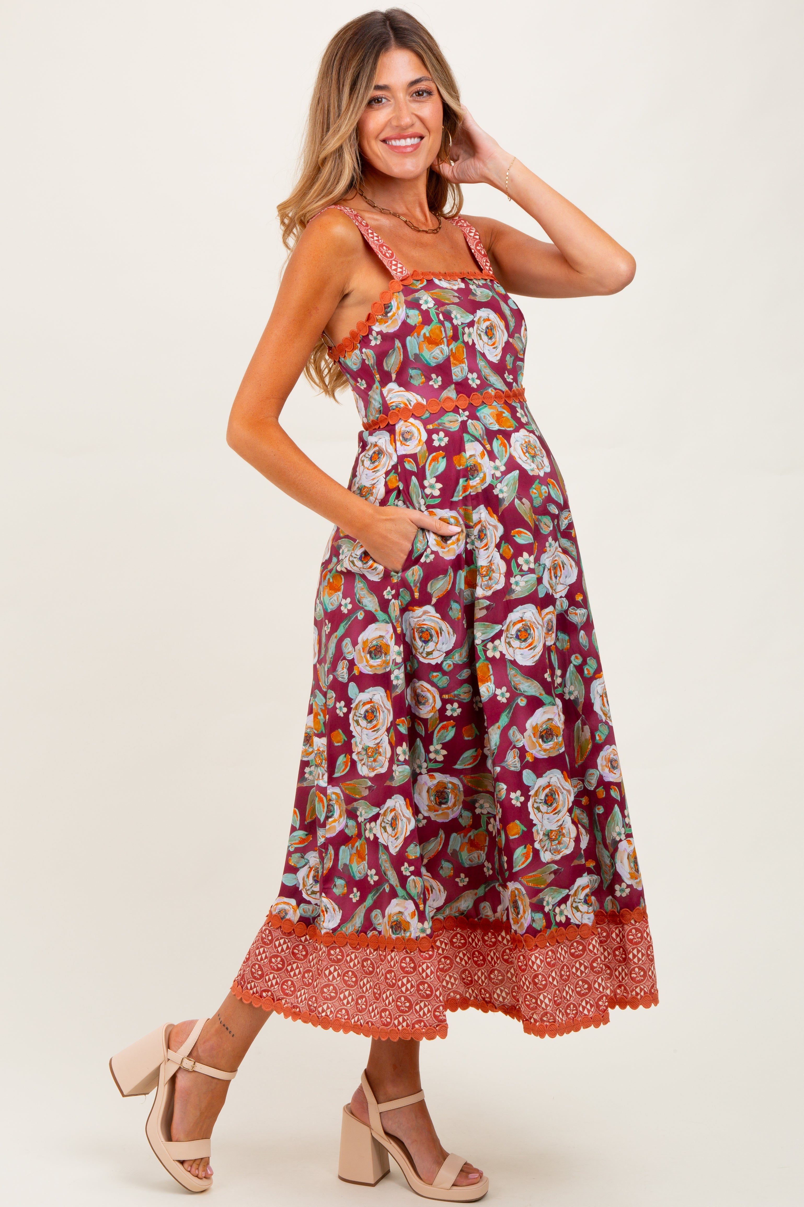 Bordeauxrotes ärmelloses Umstands-Midikleid mit Blumenmuster und Kontrastdruck