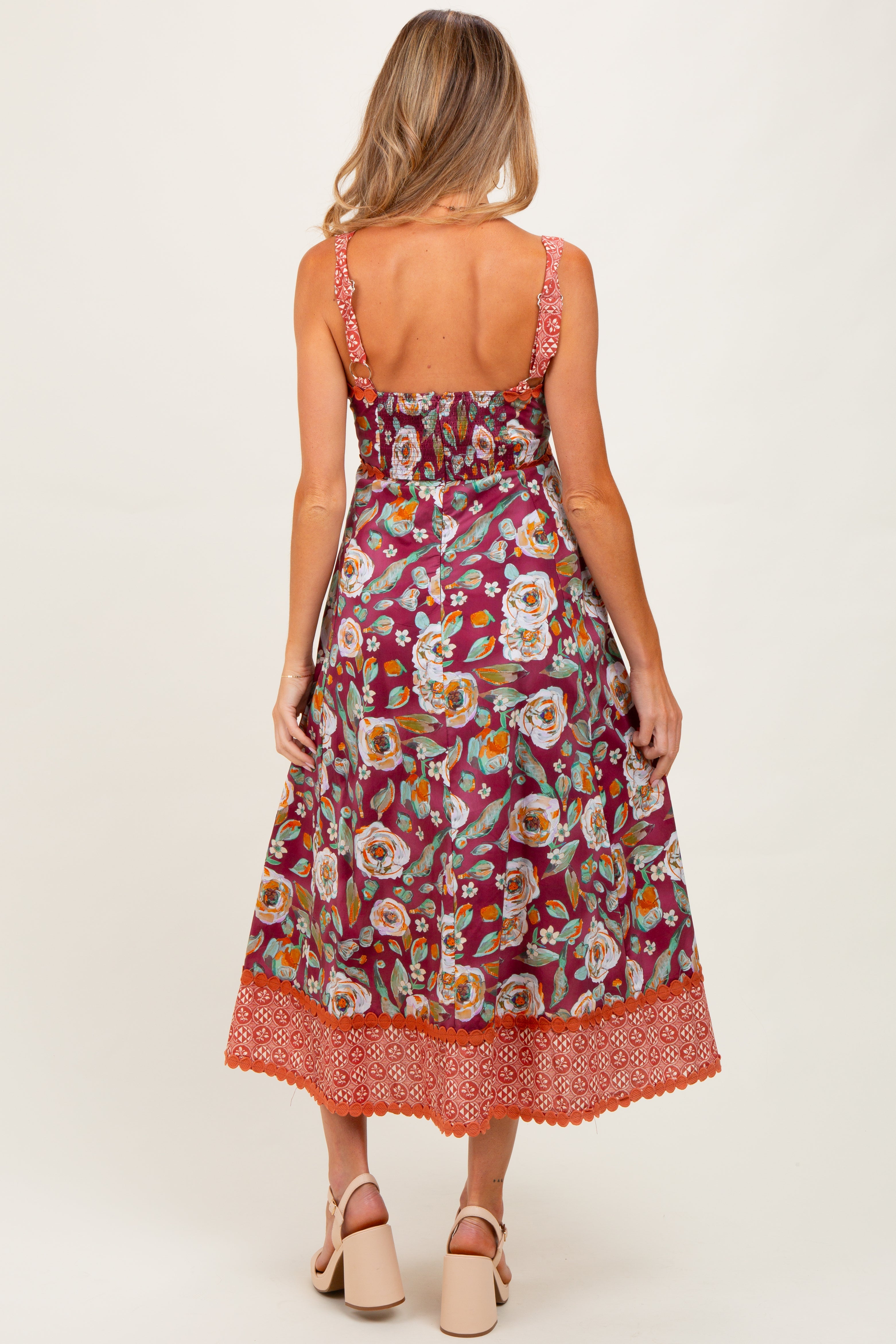 Bordeauxrotes ärmelloses Umstands-Midikleid mit Blumenmuster und Kontrastdruck