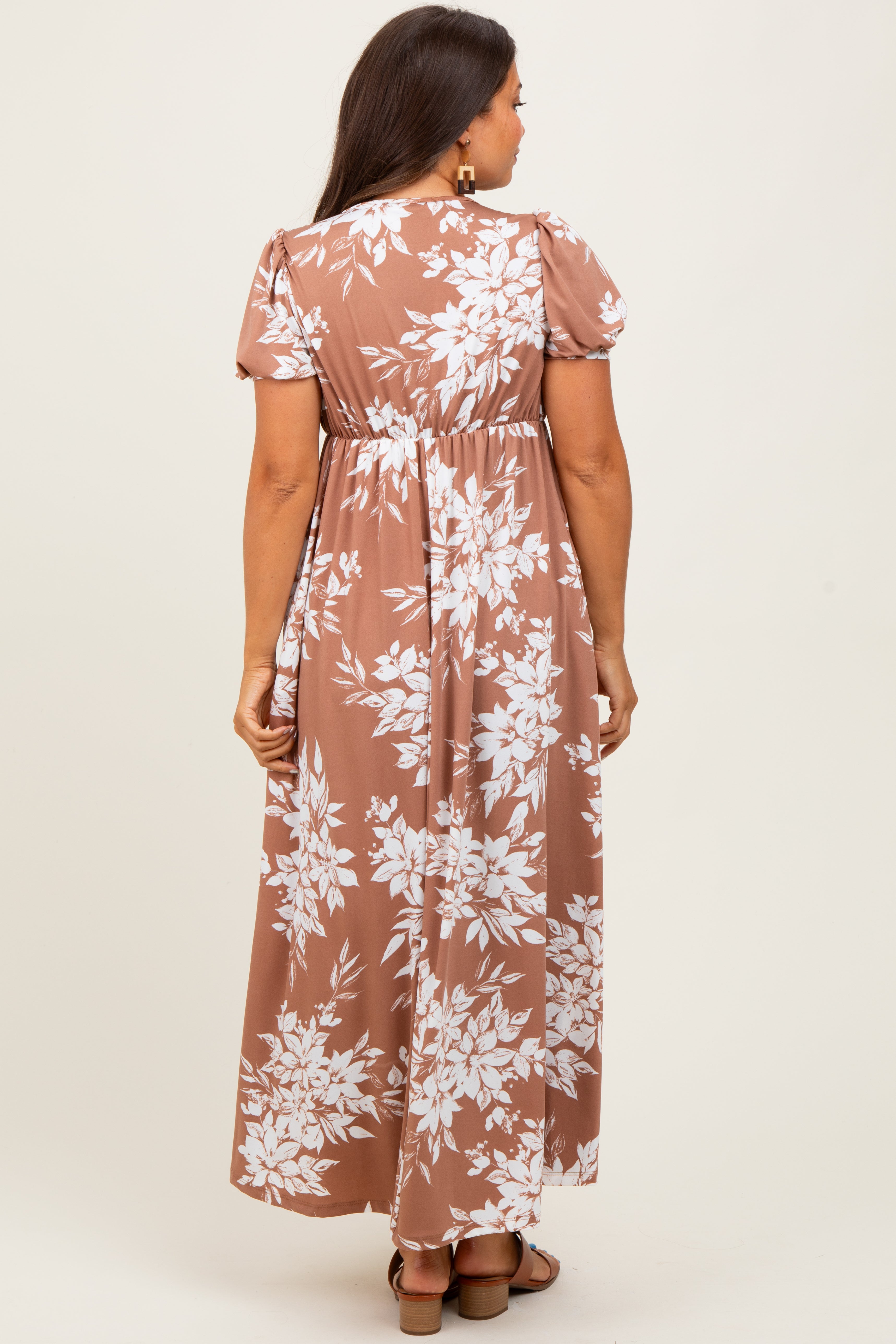 Umstands-Maxikleid mit V-Ausschnitt, kurzen Ärmeln und Blumenmuster in Mokka
