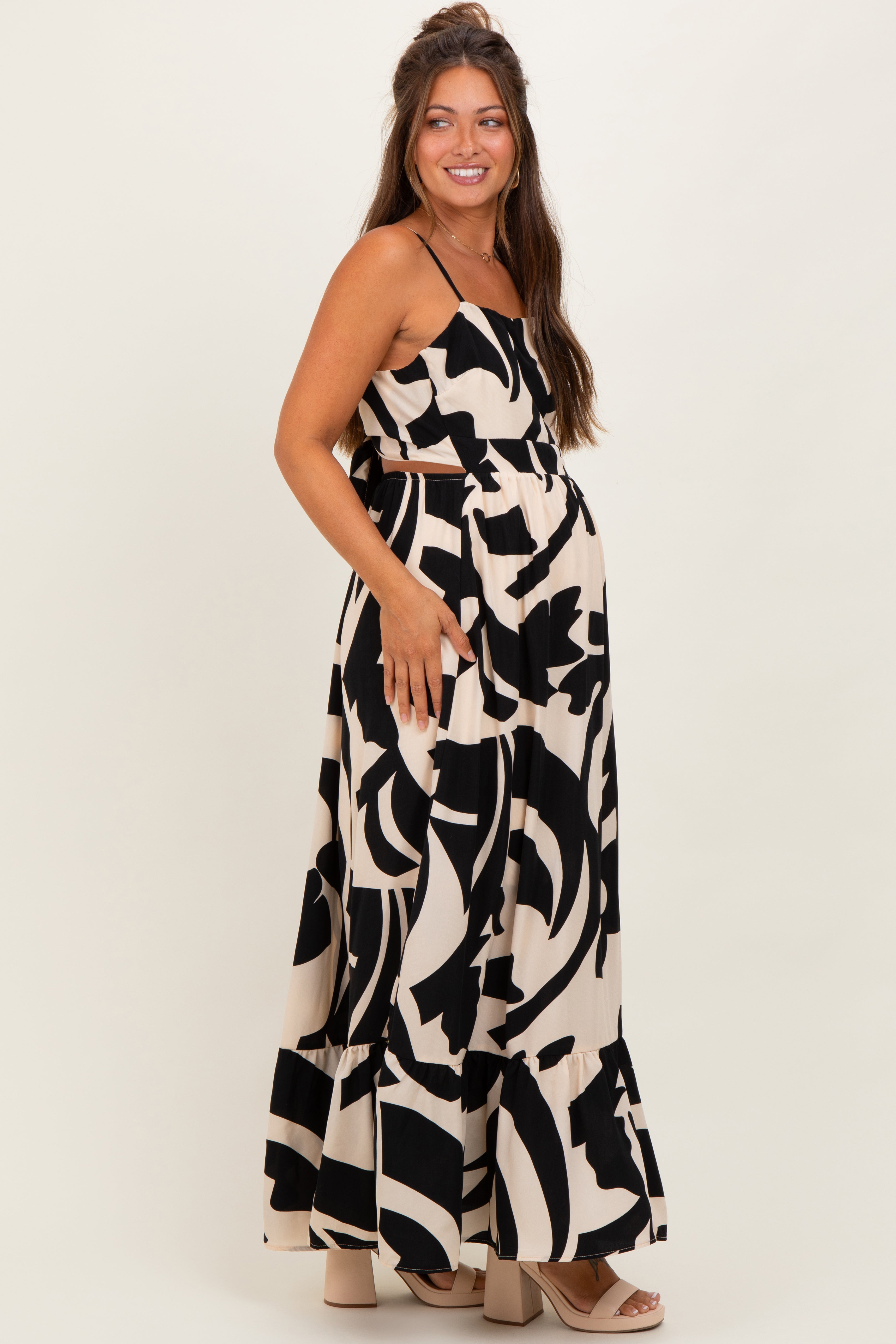 Schwarzes ärmelloses Umstands-Maxikleid mit Print, Cut-outs und Bindeband am Rücken