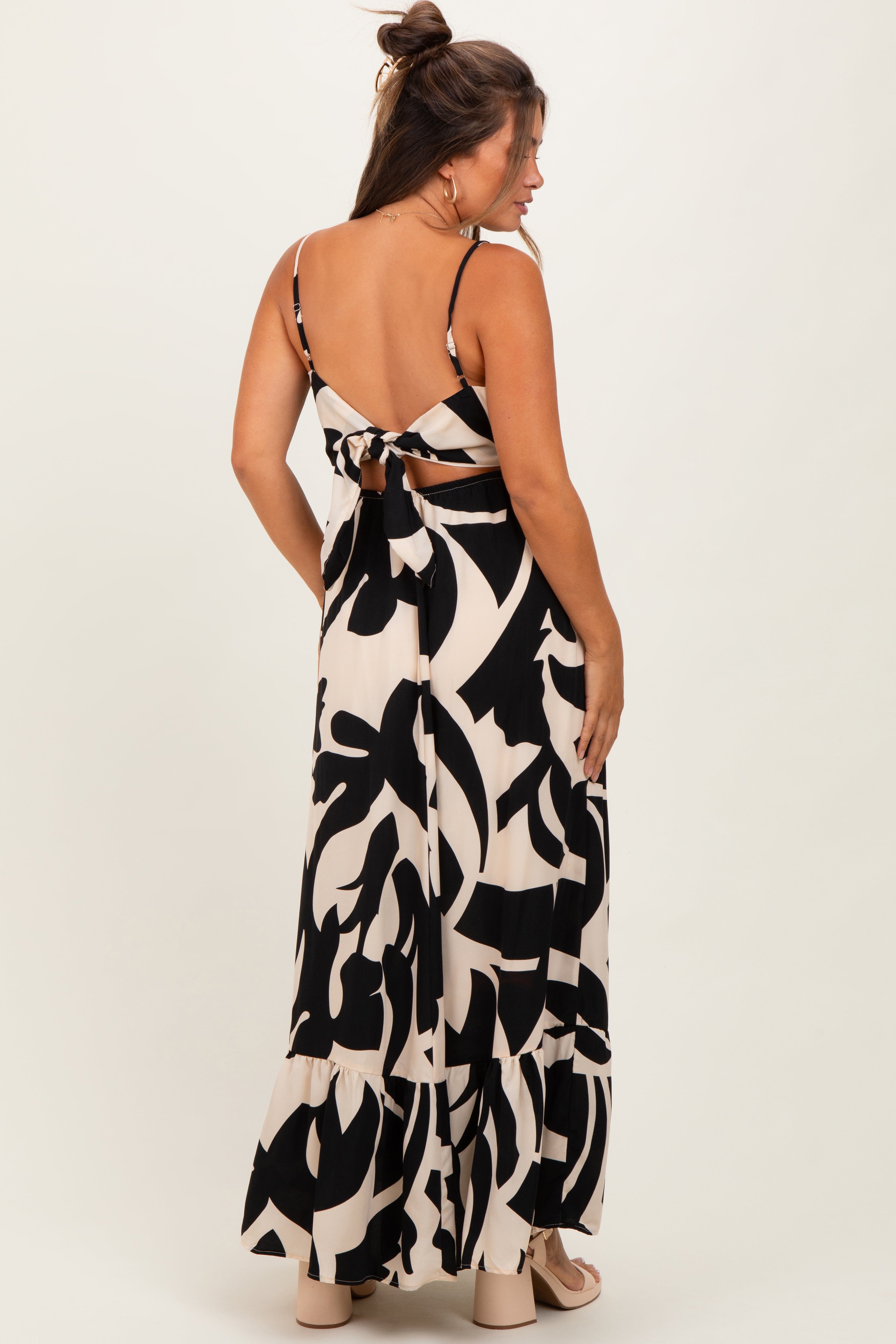 Schwarzes ärmelloses Umstands-Maxikleid mit Print, Cut-outs und Bindeband am Rücken