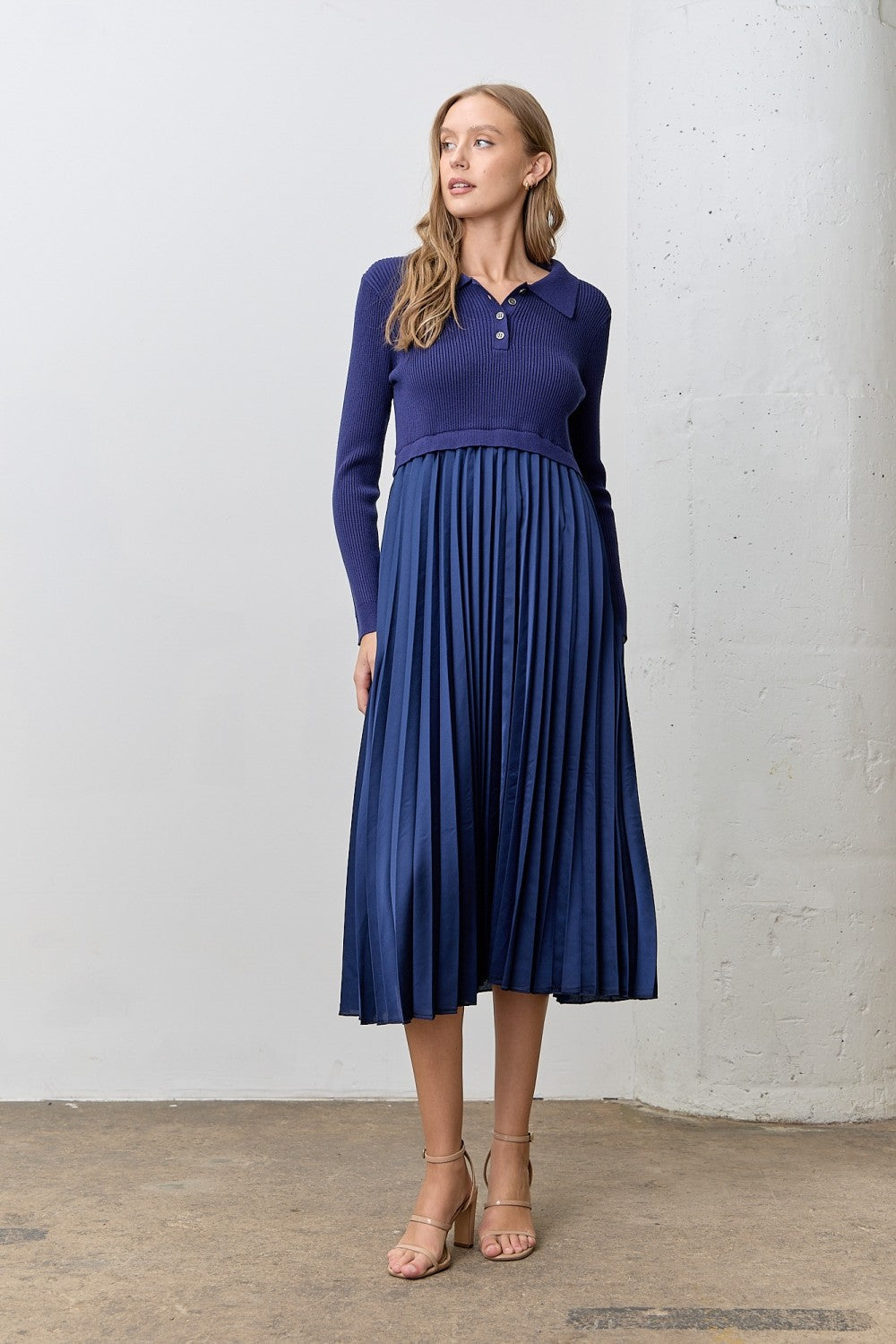 Marineblaues Umstands-Midikleid mit Bubikragen und plissiertem Strickrock