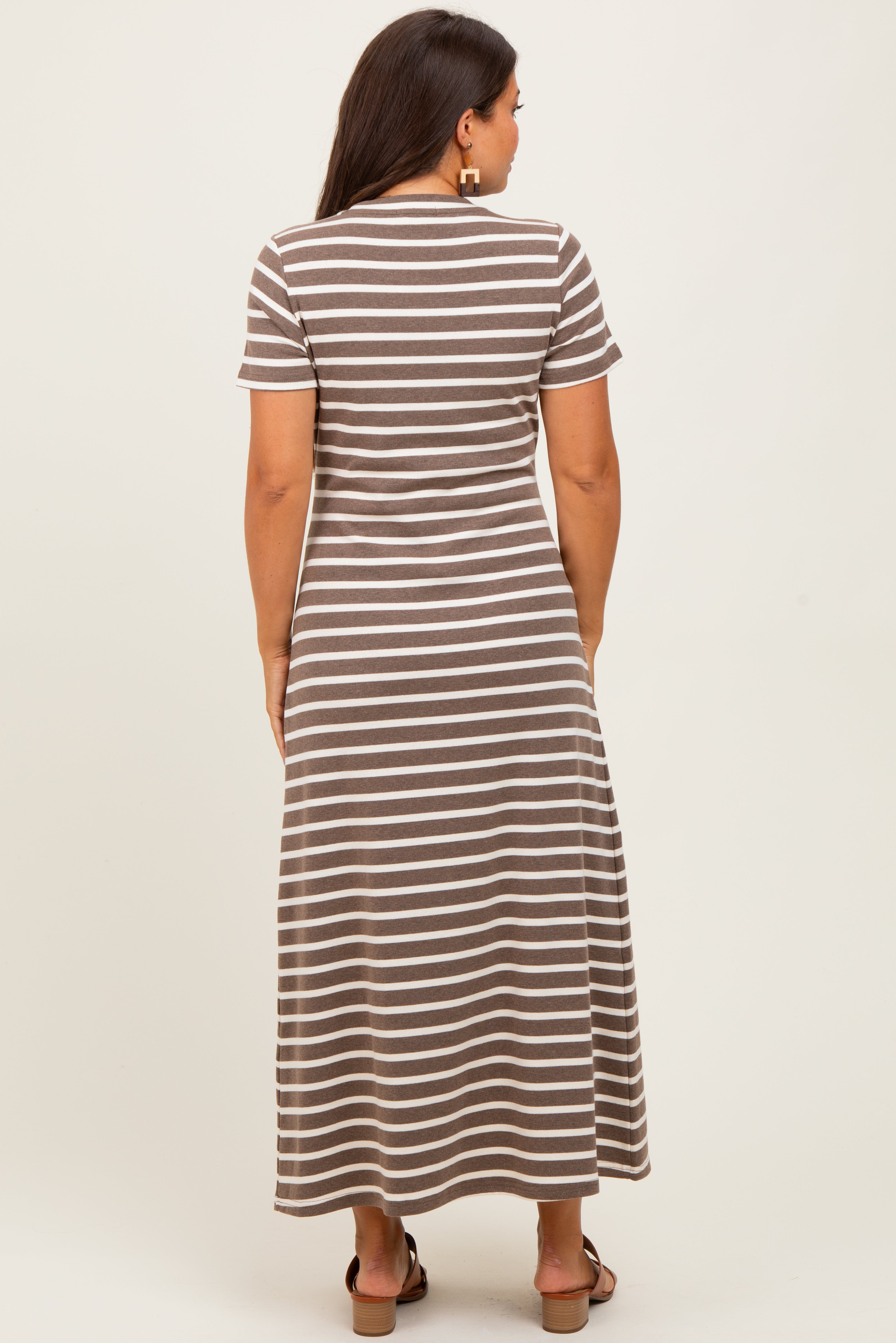 Gestreiftes Umstands-Midikleid mit kurzen Ärmeln in Braun