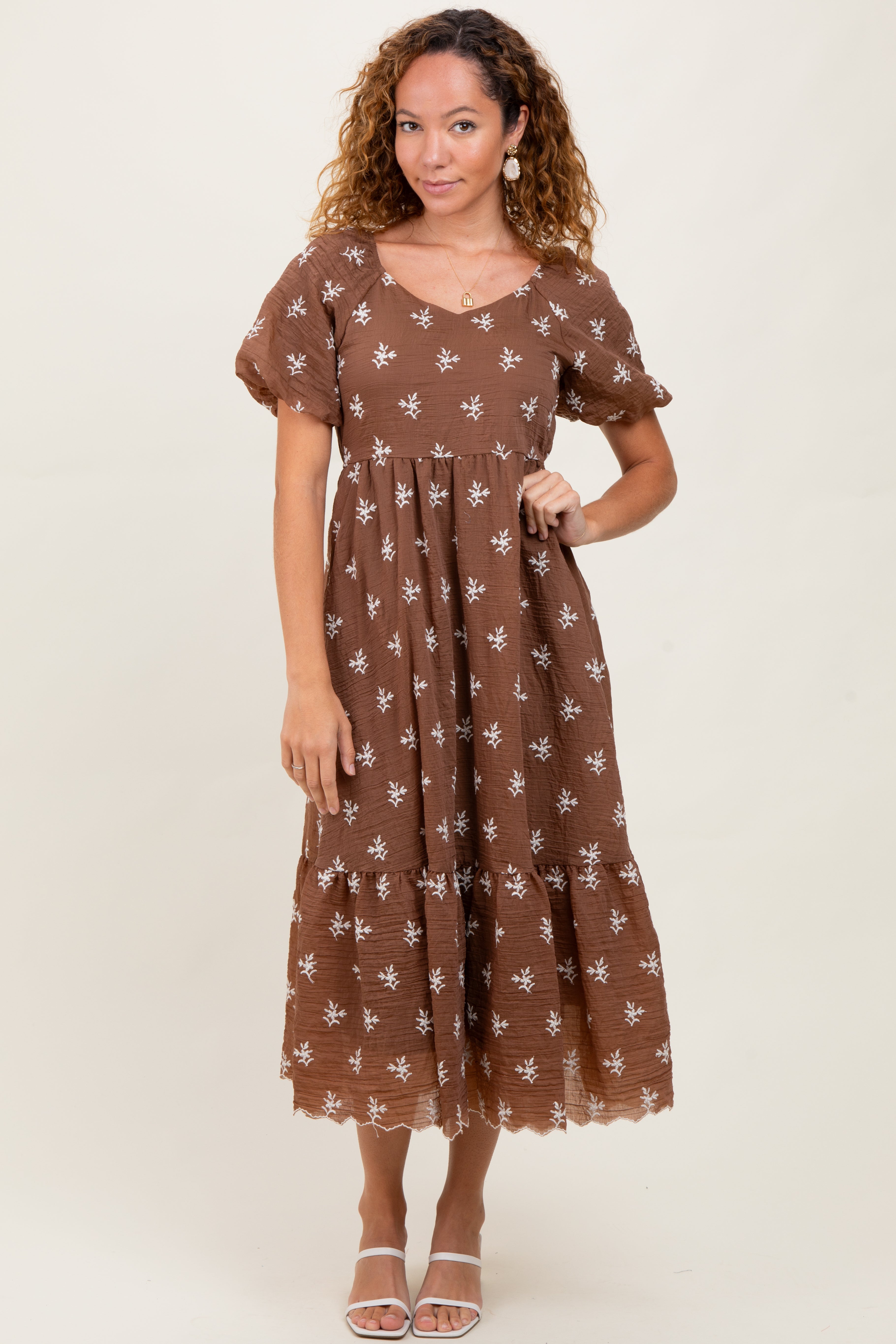 Umstands-Midikleid mit Blumenstickerei und Stufenrock