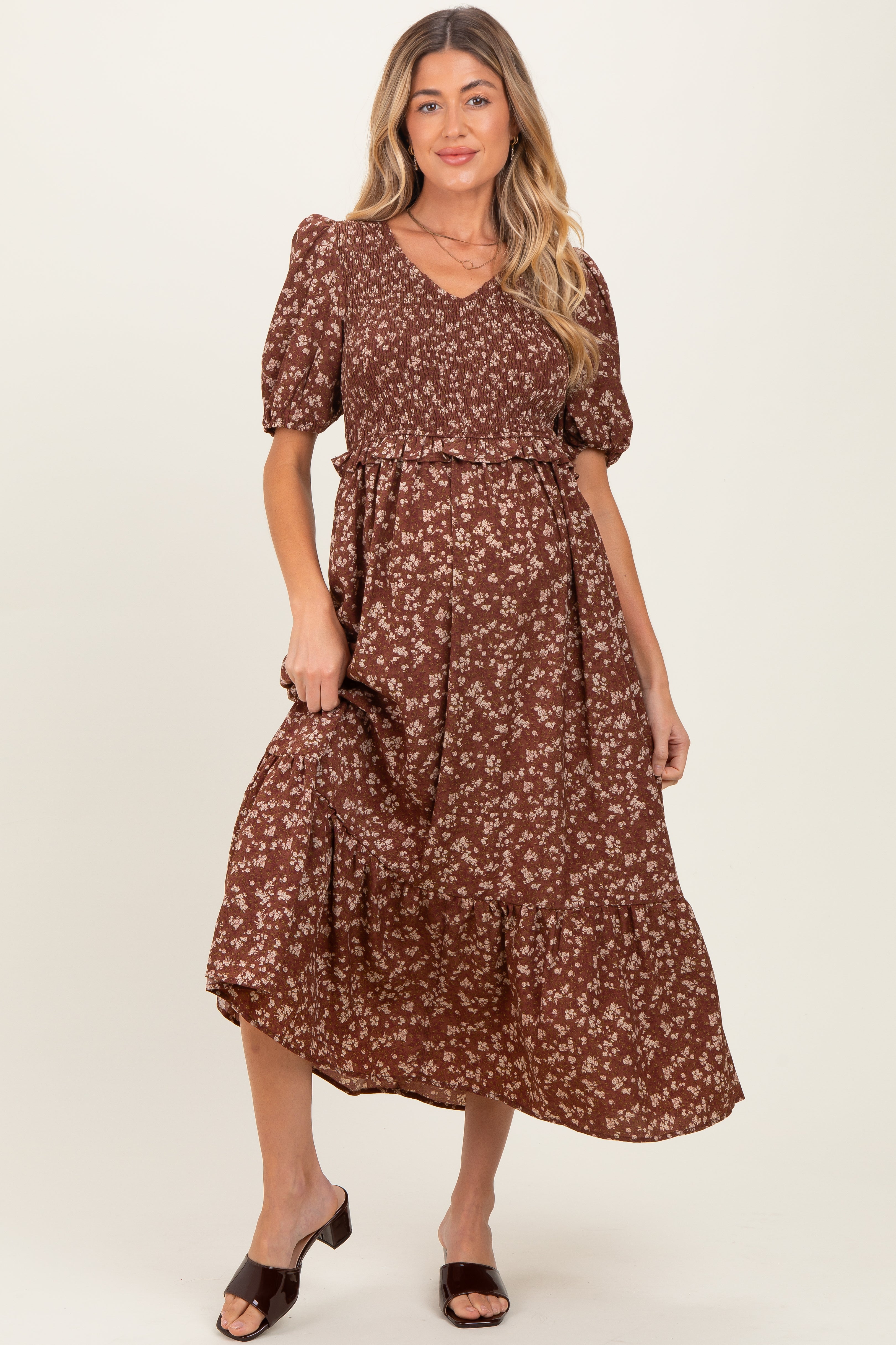 Braunes florales Umstands-Midikleid mit Smok-Einsatz und kurzen Ärmeln