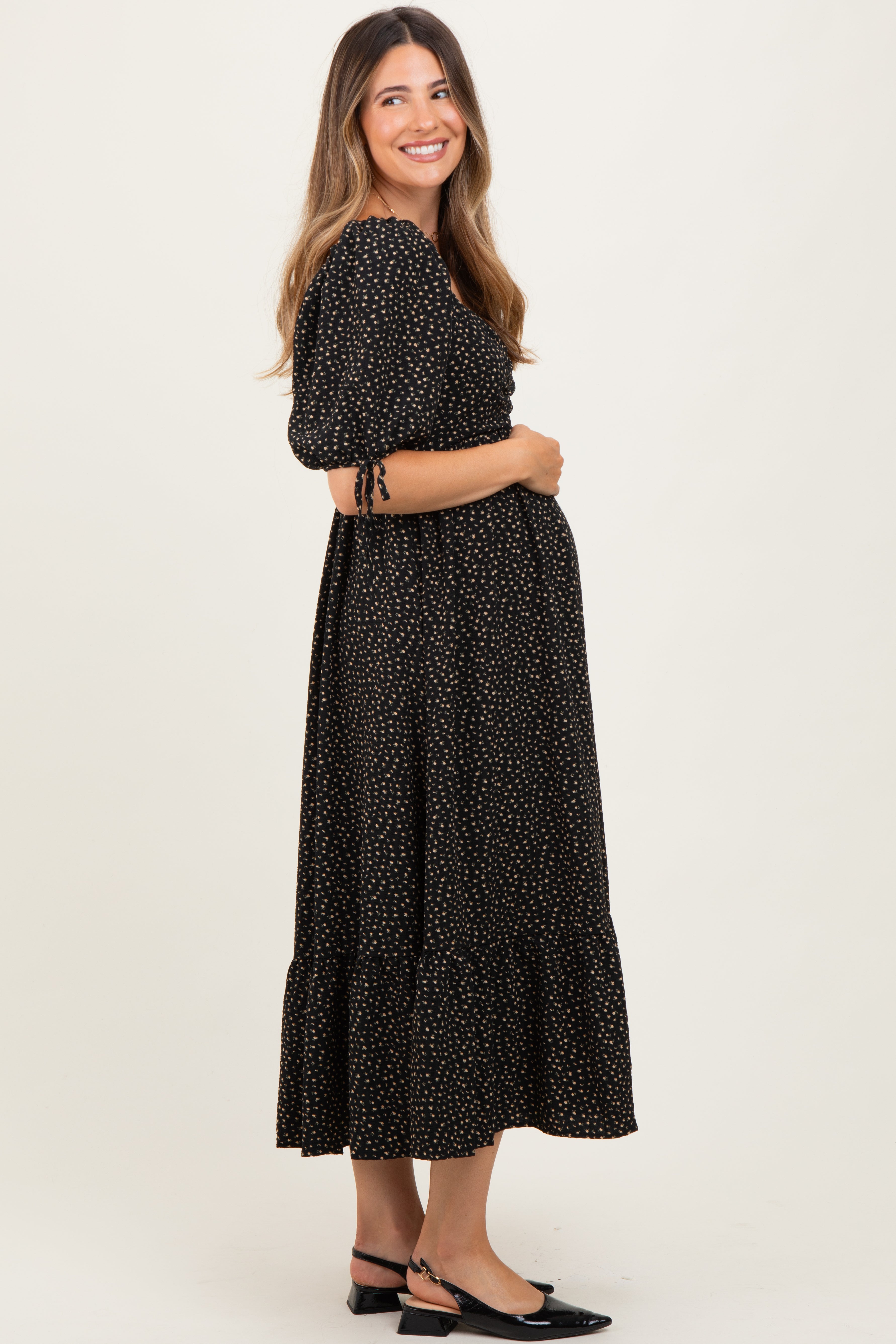 Schwarzes Umstands-Midikleid mit Blumenmuster und Bindeärmeln