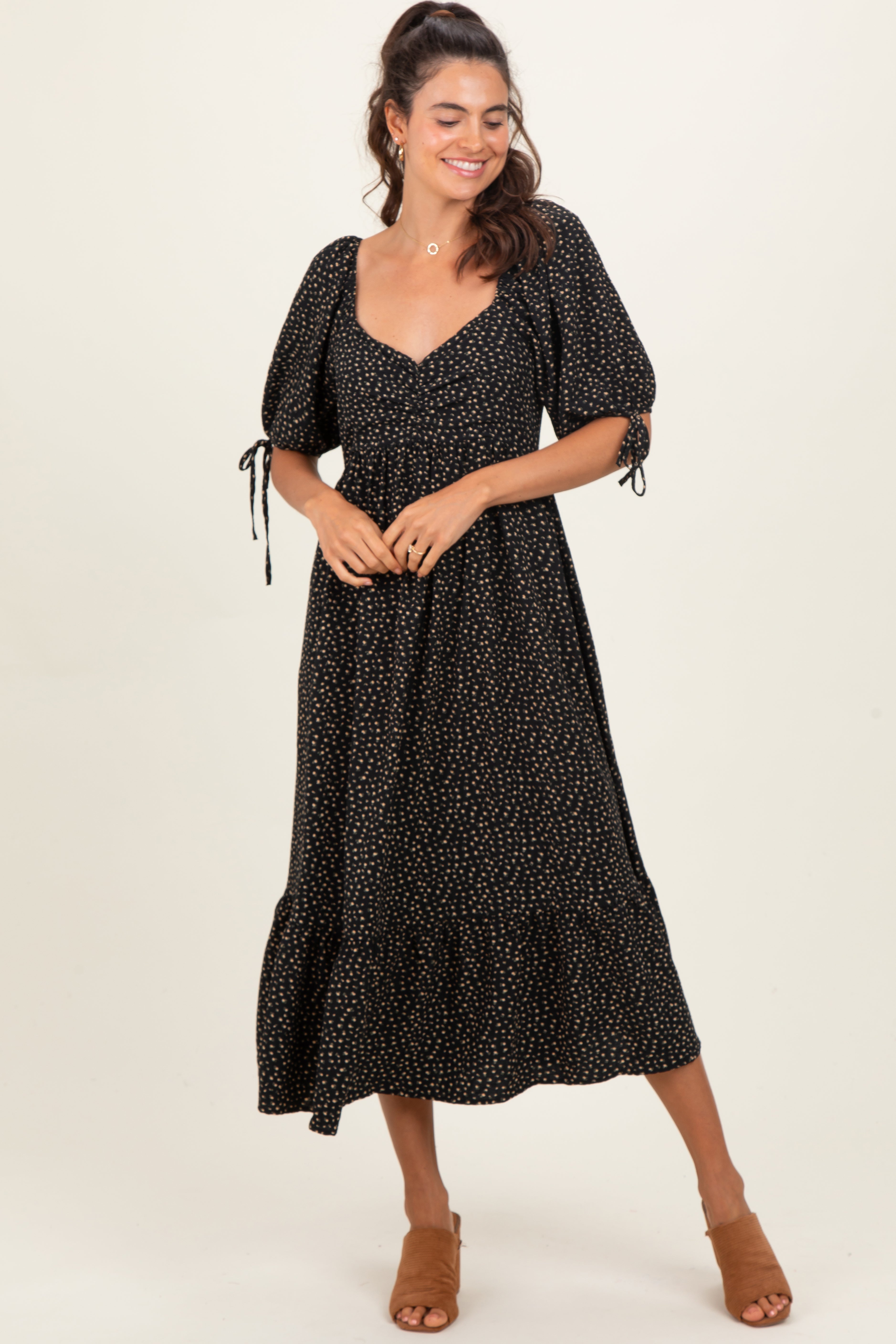 Schwarzes Umstands-Midikleid mit Blumenmuster und Bindeärmeln