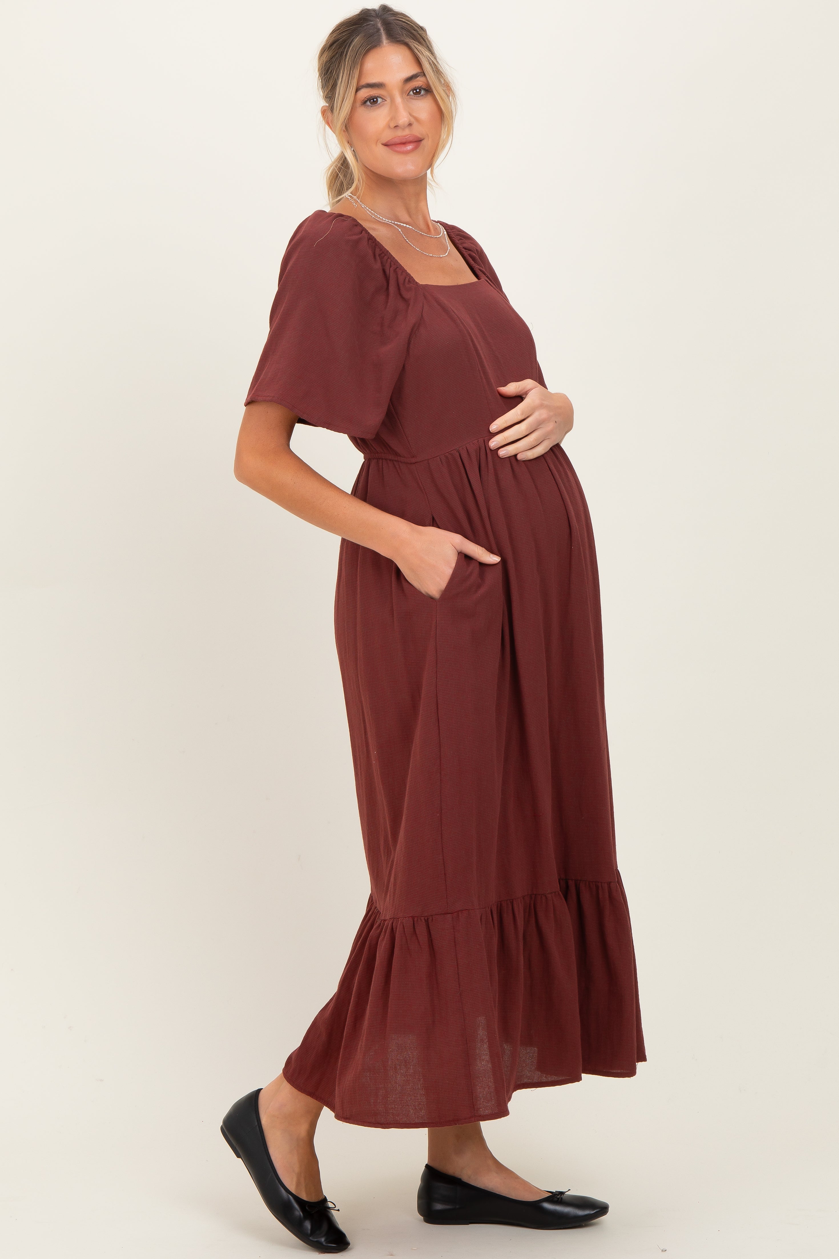Bordeauxrotes Umstands-Midikleid mit Vichy-Karo, eckigem Ausschnitt und Rüschen