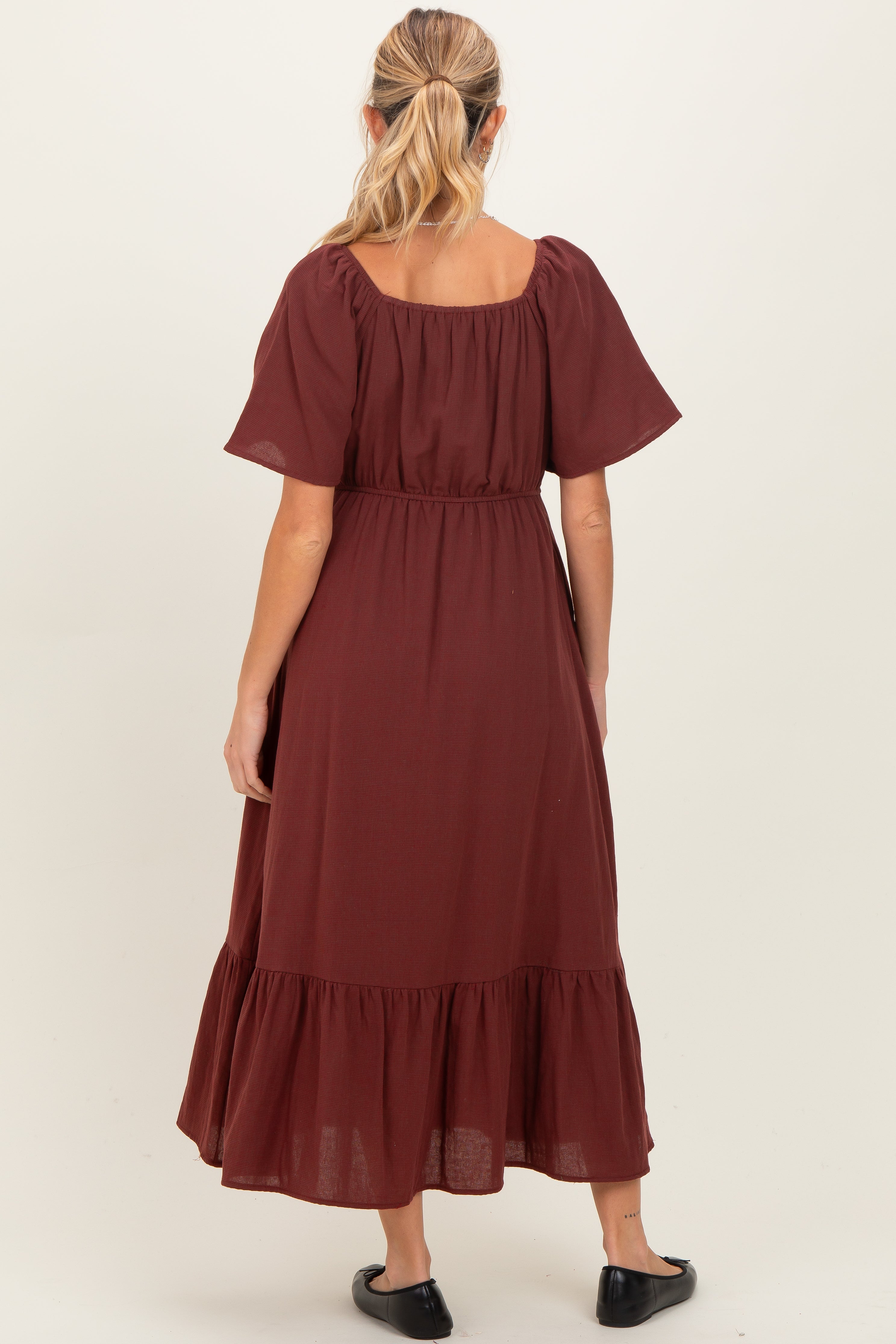 Bordeauxrotes Umstands-Midikleid mit Vichy-Karo, eckigem Ausschnitt und Rüschen