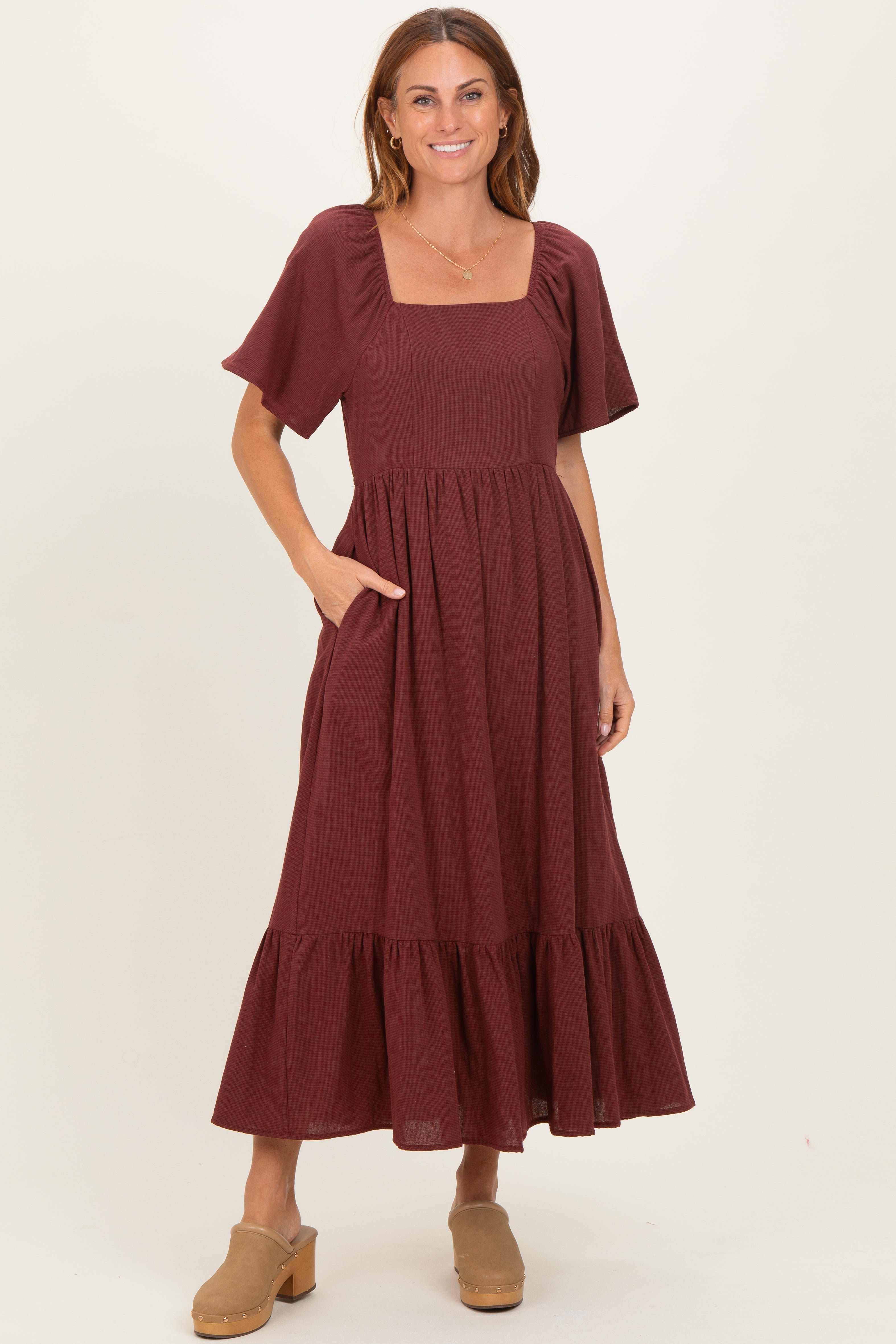 Bordeauxrotes Umstands-Midikleid mit Vichy-Karo, eckigem Ausschnitt und Rüschen