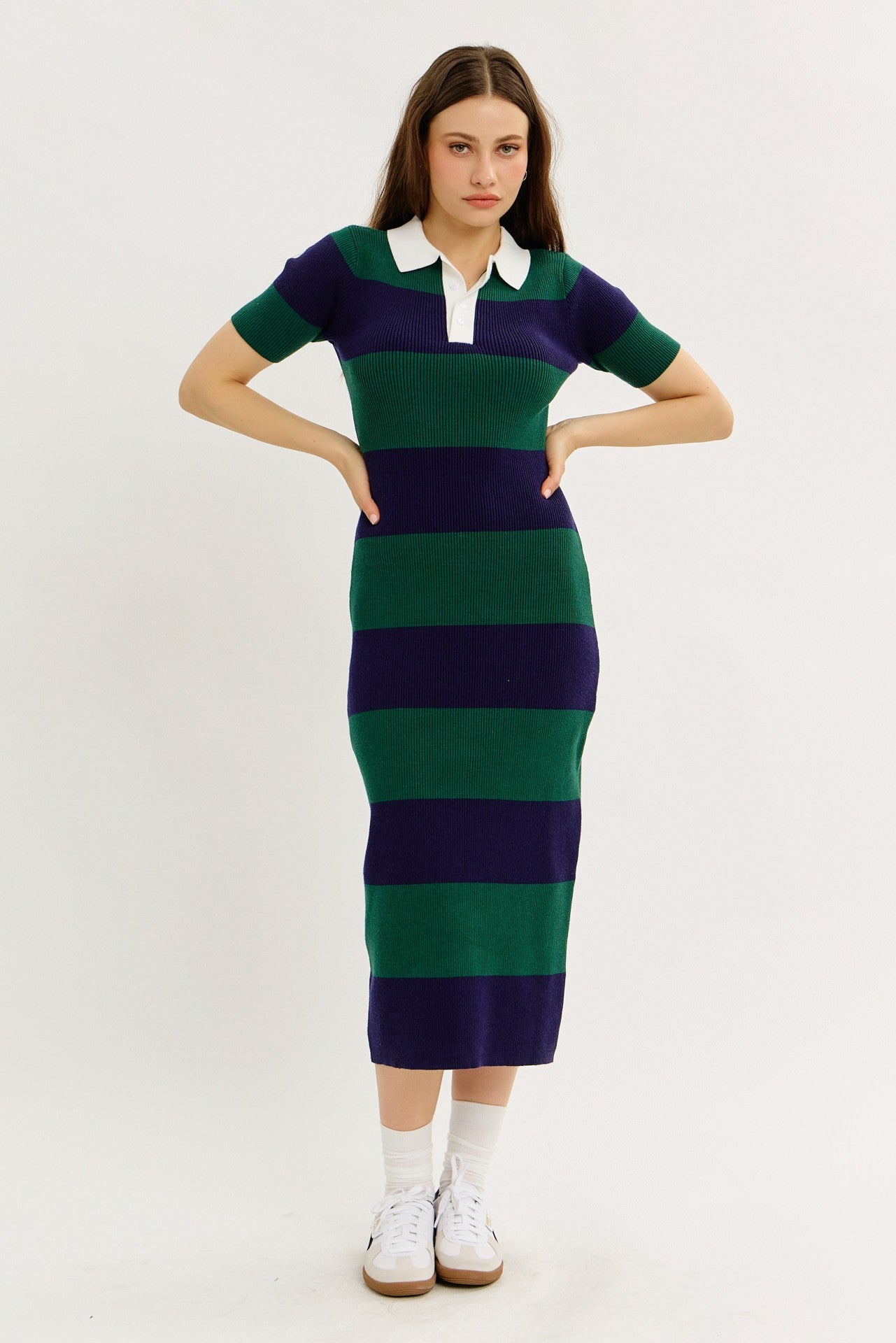 Grünes Umstands-Midikleid im Polo-Stil aus geripptem Streifenstrick