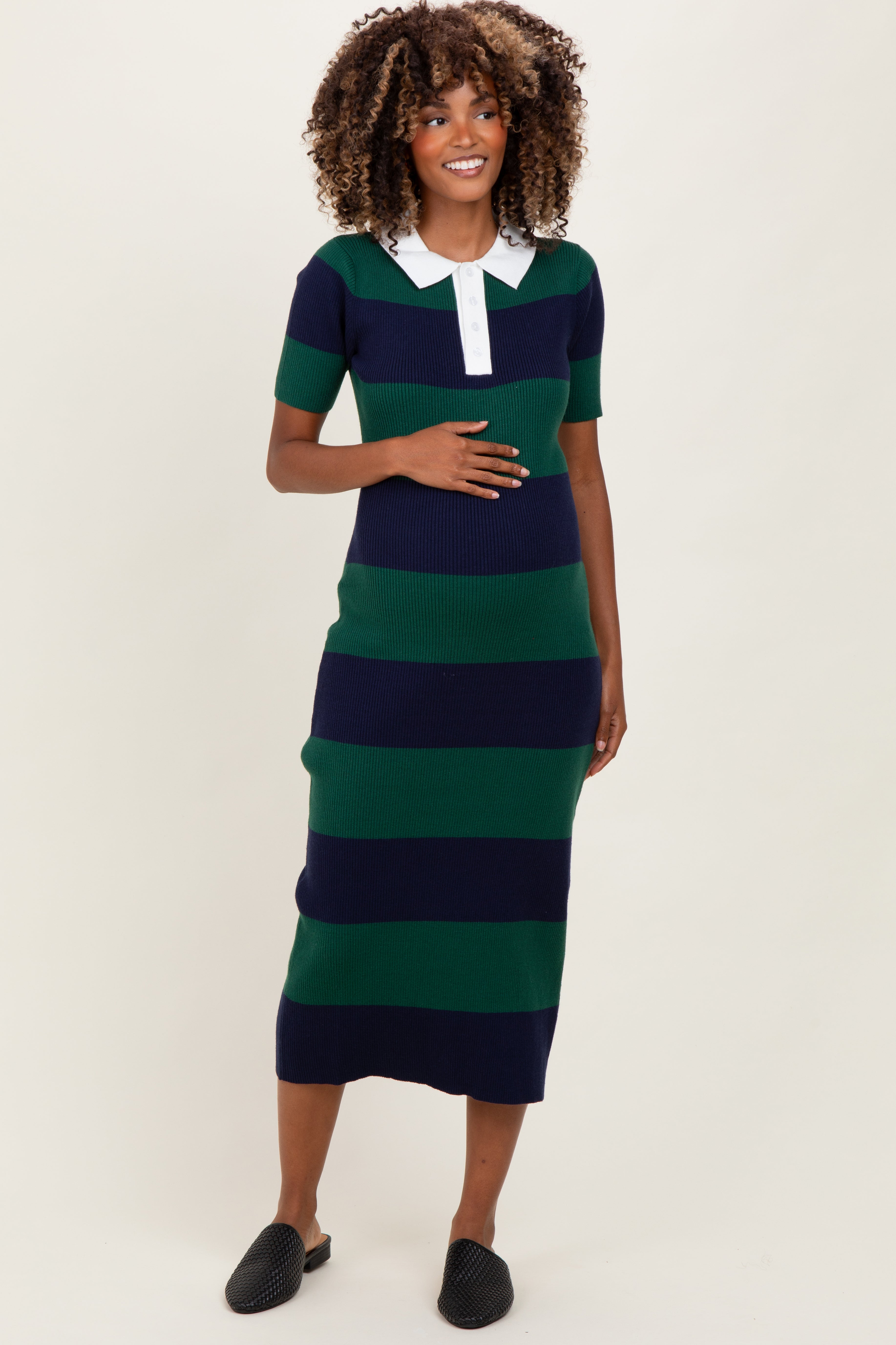 Grünes Umstands-Midikleid im Polo-Stil aus geripptem Streifenstrick