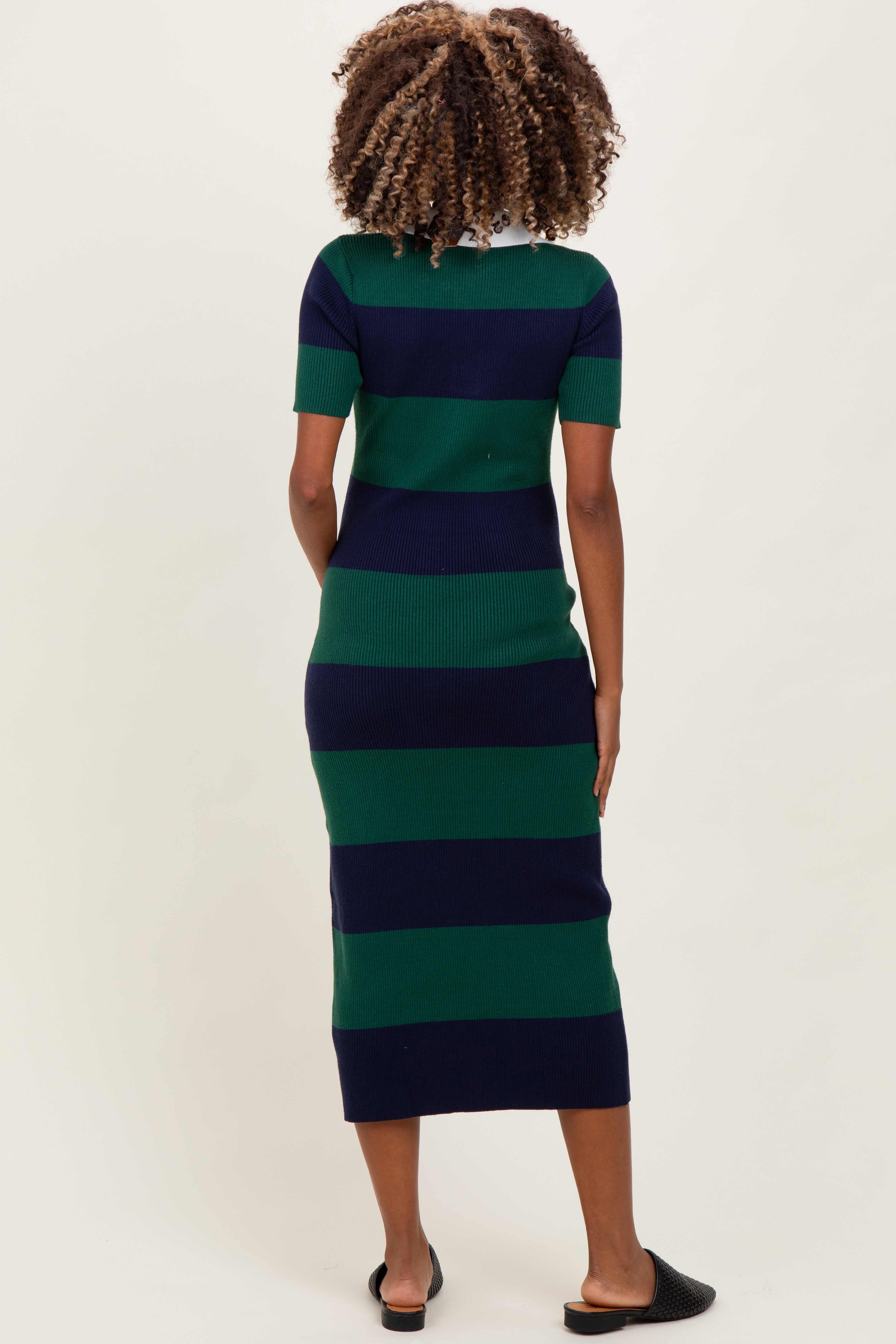 Grünes Umstands-Midikleid im Polo-Stil aus geripptem Streifenstrick