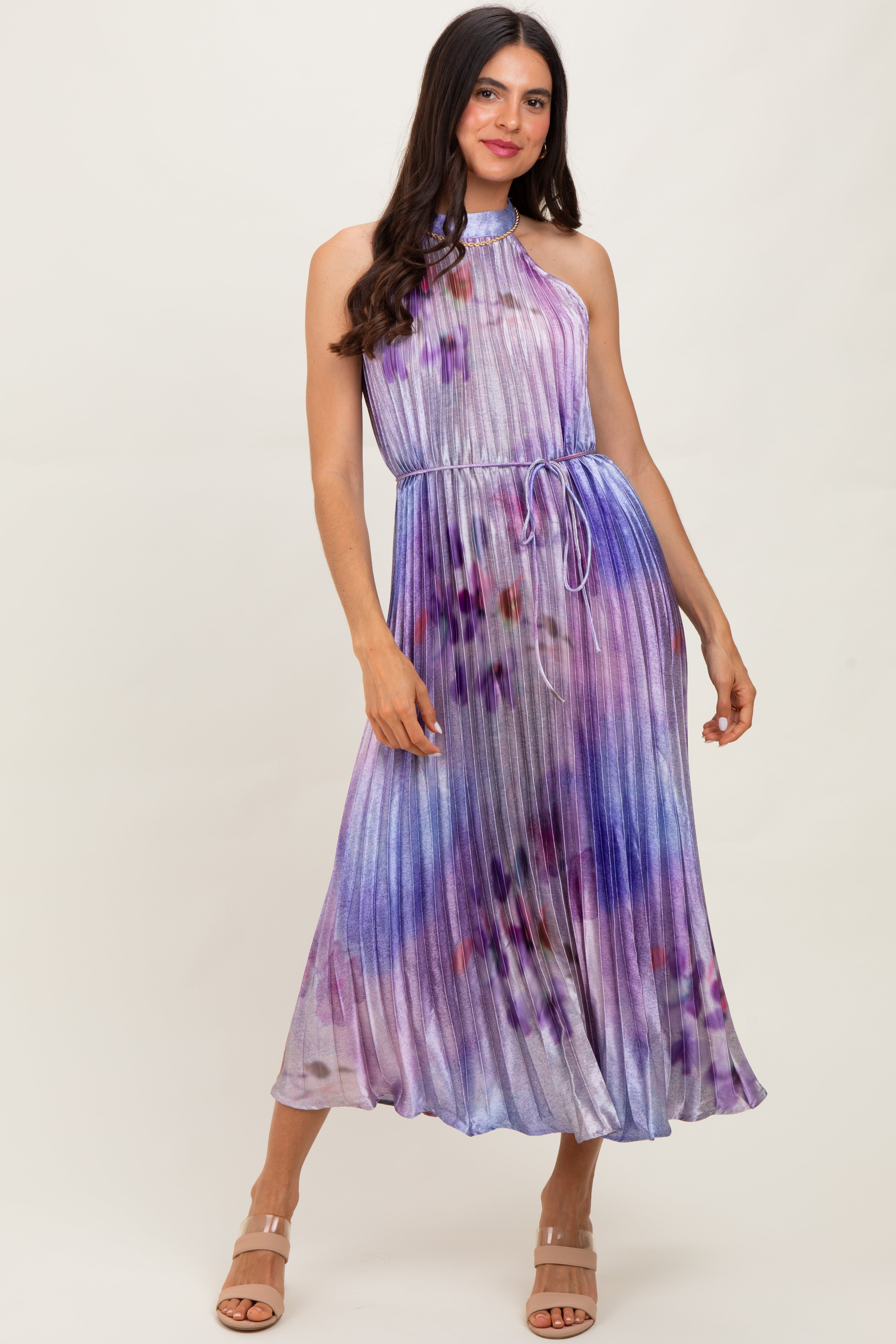Lavendelfarbenes plissiertes Umstands-Midikleid mit Blumenmuster und Neckholder