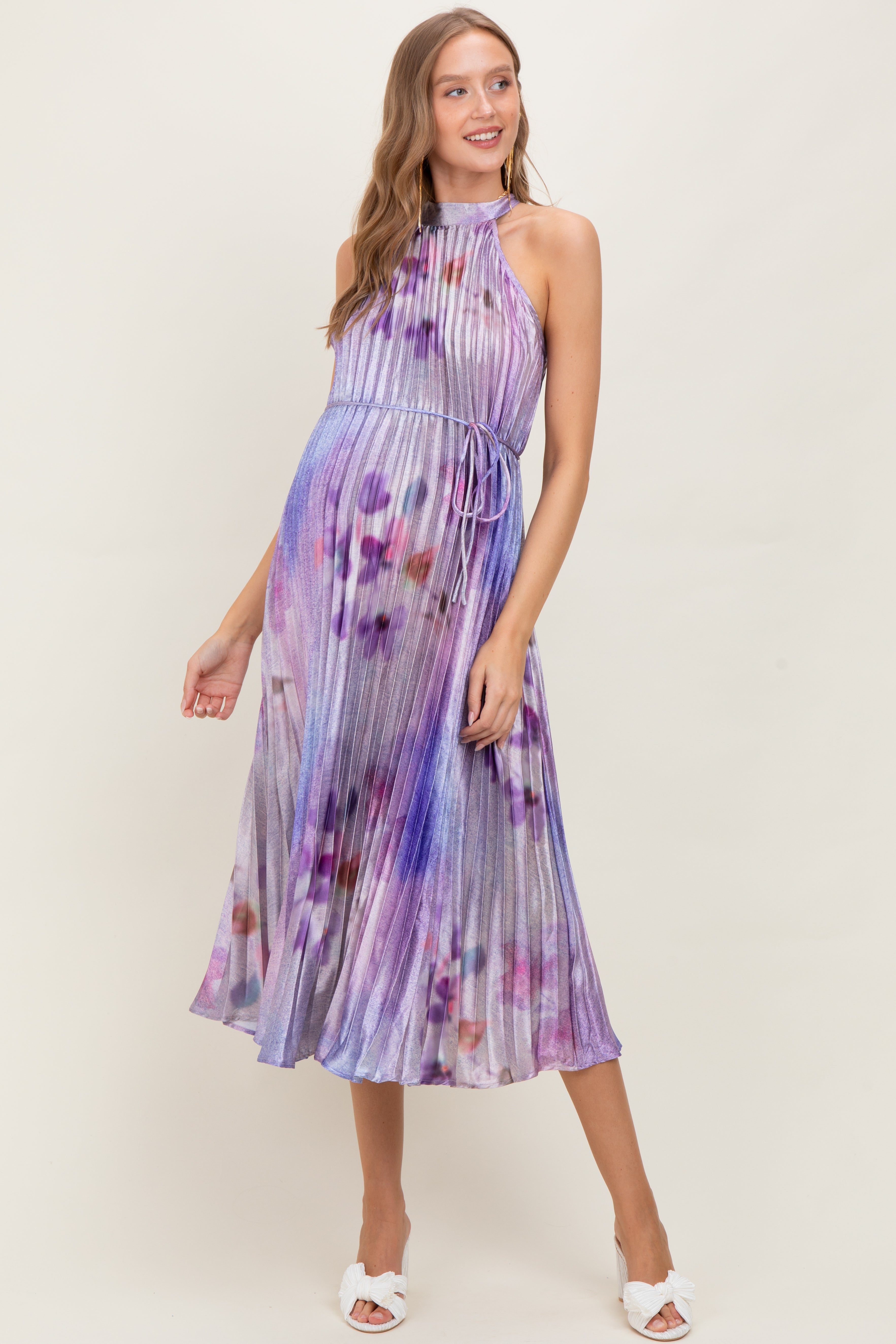 Lavendelfarbenes plissiertes Umstands-Midikleid mit Blumenmuster und Neckholder