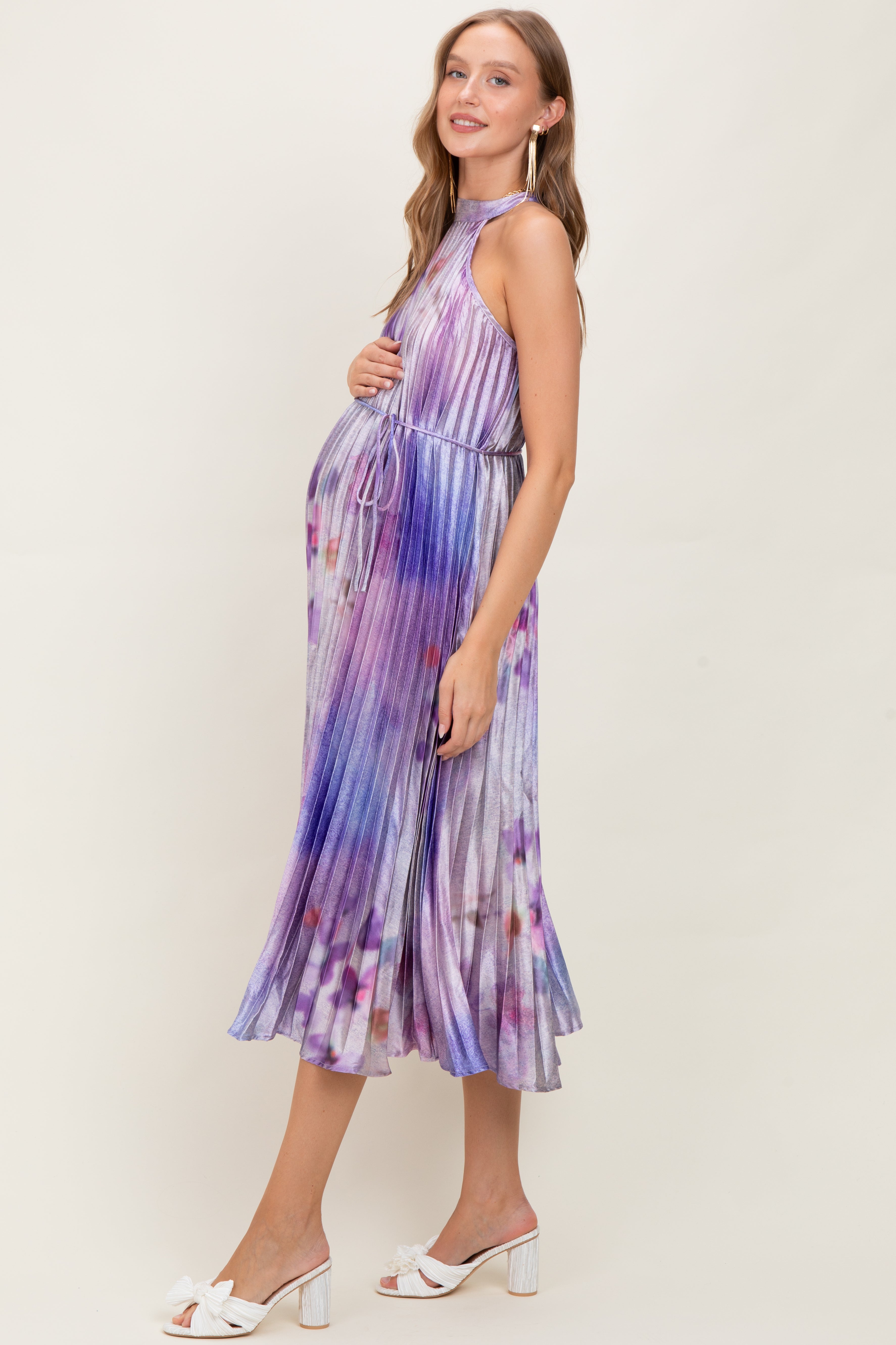 Lavendelfarbenes plissiertes Umstands-Midikleid mit Blumenmuster und Neckholder
