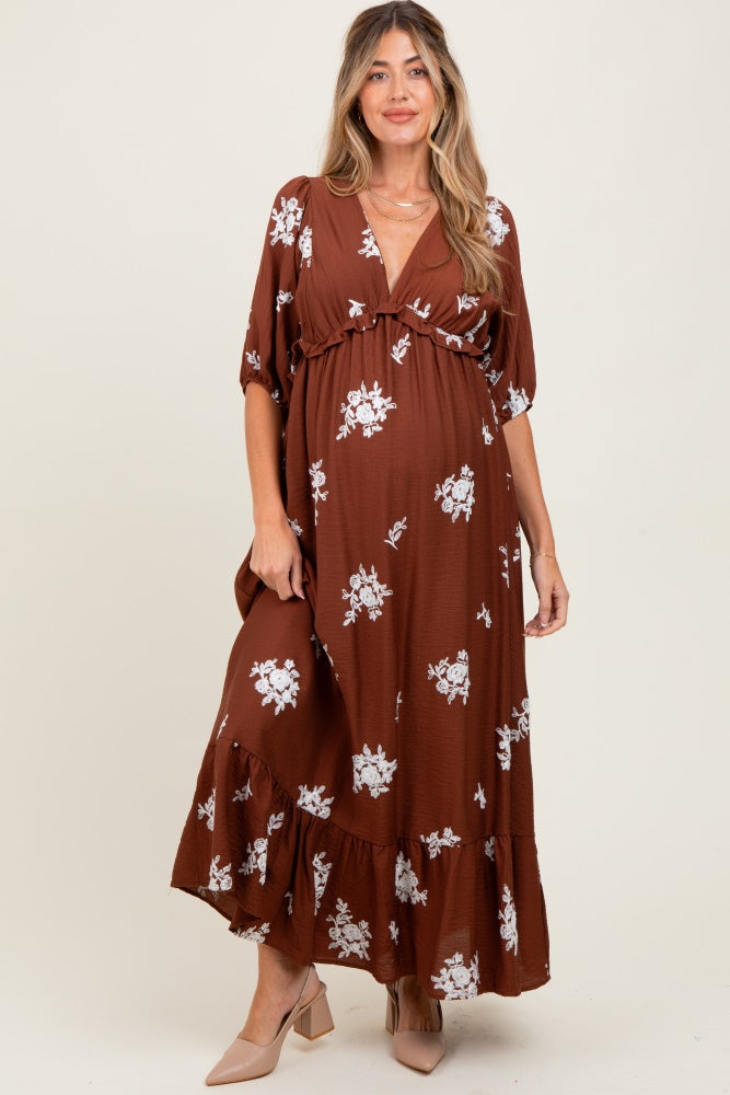 Umstands-Maxikleid mit V-Ausschnitt, 3/4-Ärmeln und Vintage-Blumenstickerei in Braun