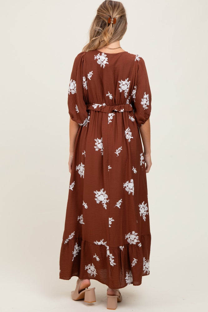 Umstands-Maxikleid mit V-Ausschnitt, 3/4-Ärmeln und Vintage-Blumenstickerei in Braun