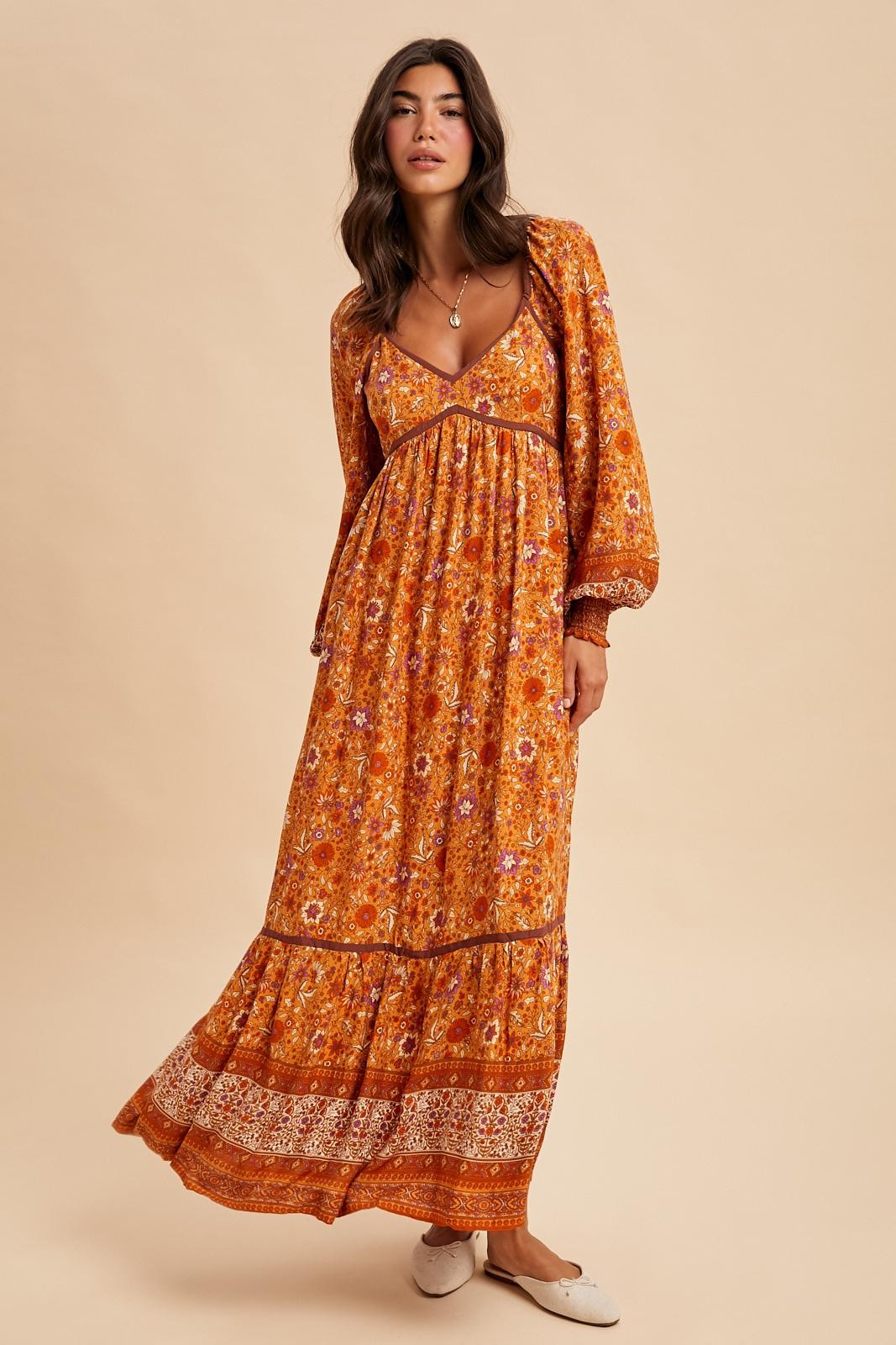Orangefarbenes Umstands-Maxikleid mit Blumen-Bordürendruck und langen Ärmeln