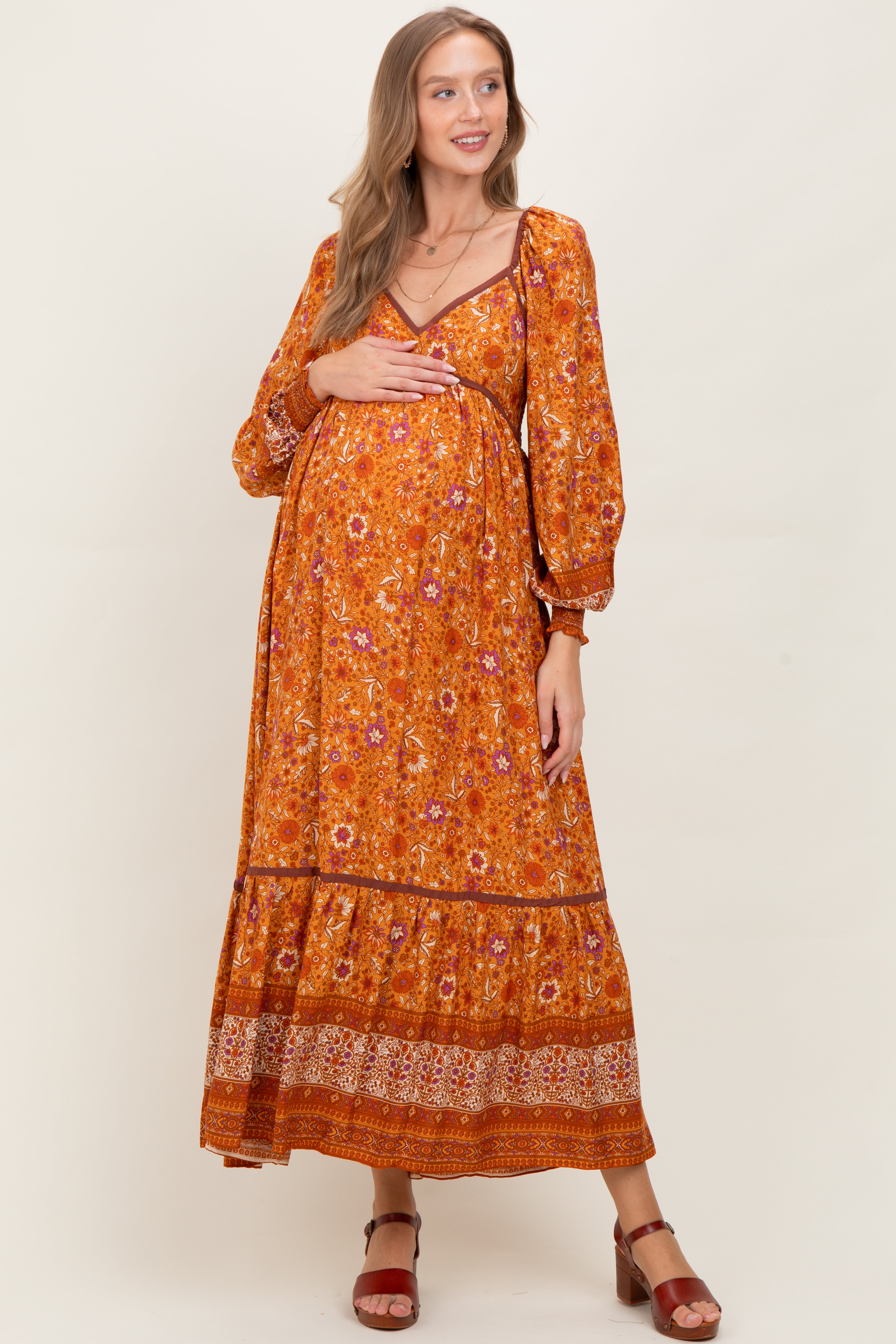 Orangefarbenes Umstands-Maxikleid mit Blumen-Bordürendruck und langen Ärmeln