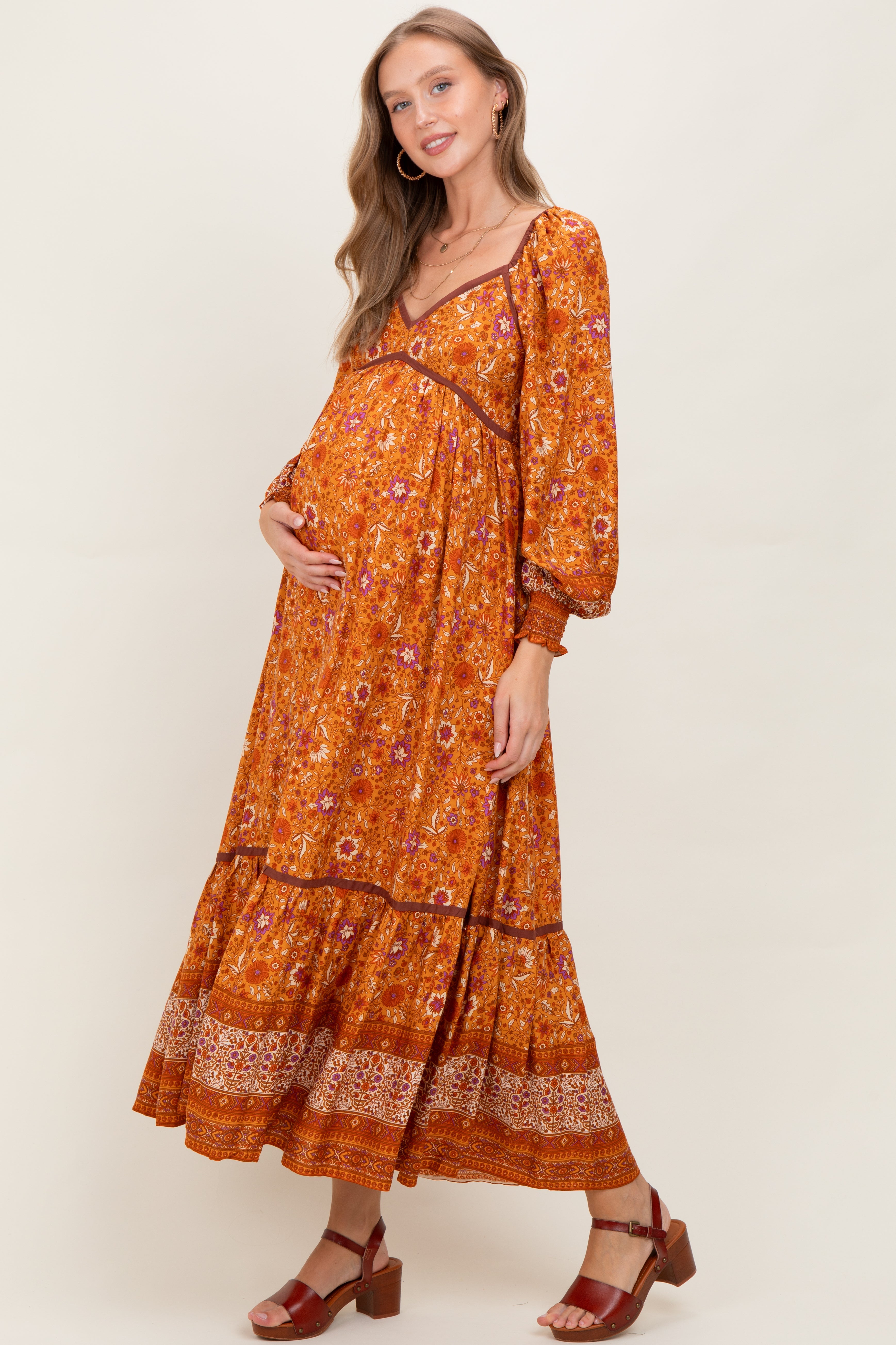 Orangefarbenes Umstands-Maxikleid mit Blumen-Bordürendruck und langen Ärmeln