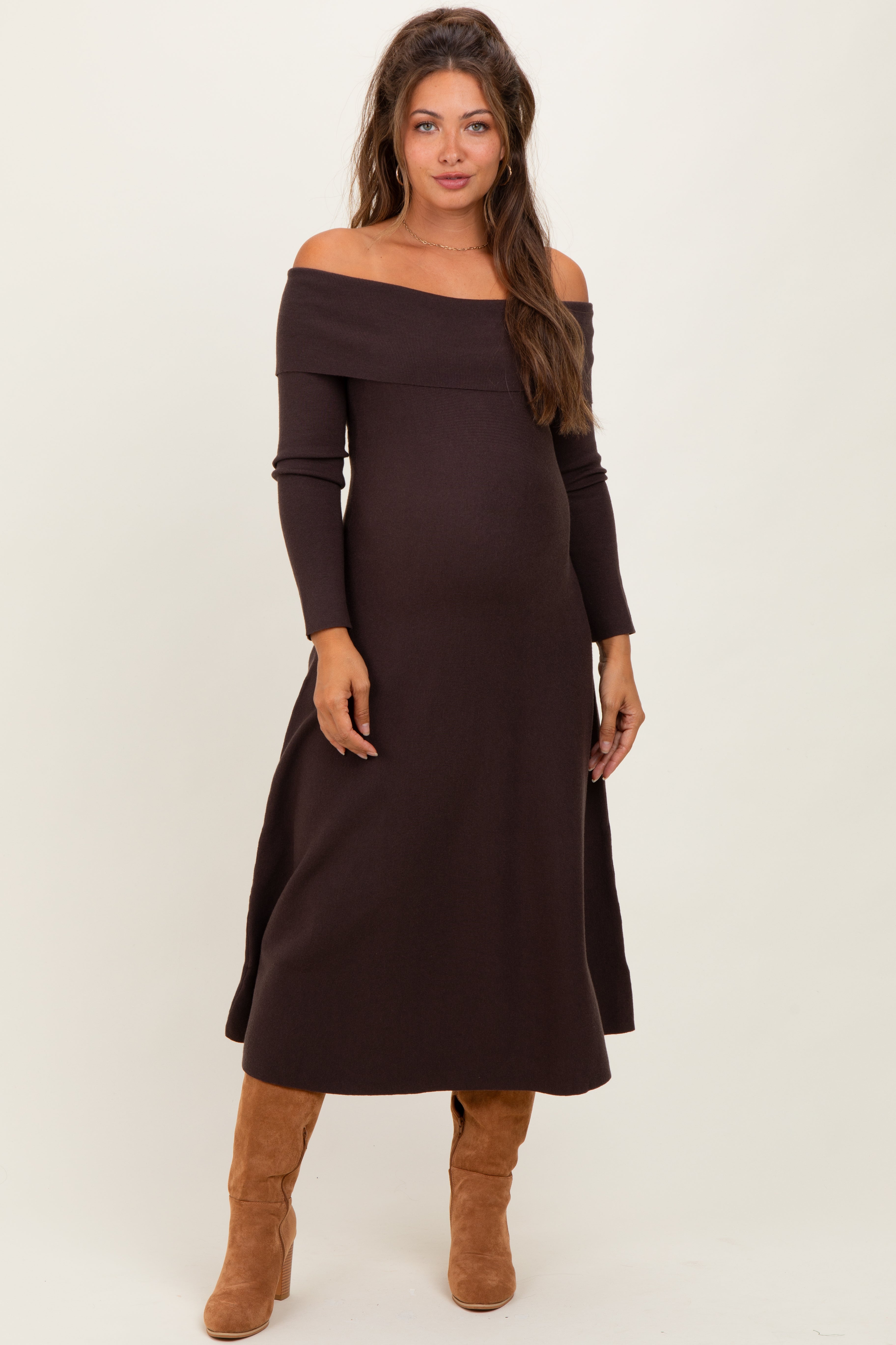 Braunes Umstands-Strickkleid in Midilänge mit Off-Shoulder-Ausschnitt