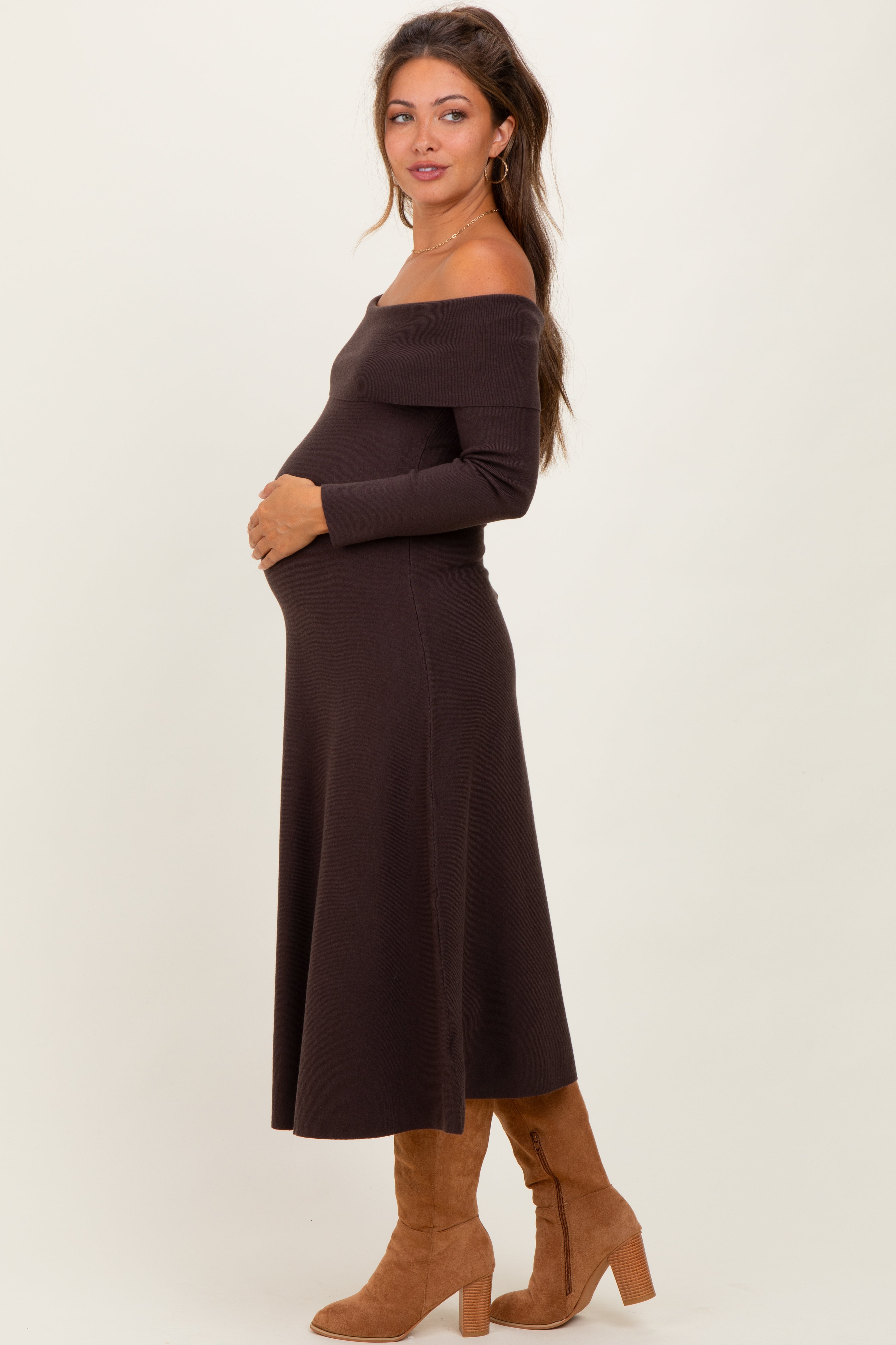 Braunes Umstands-Strickkleid in Midilänge mit Off-Shoulder-Ausschnitt