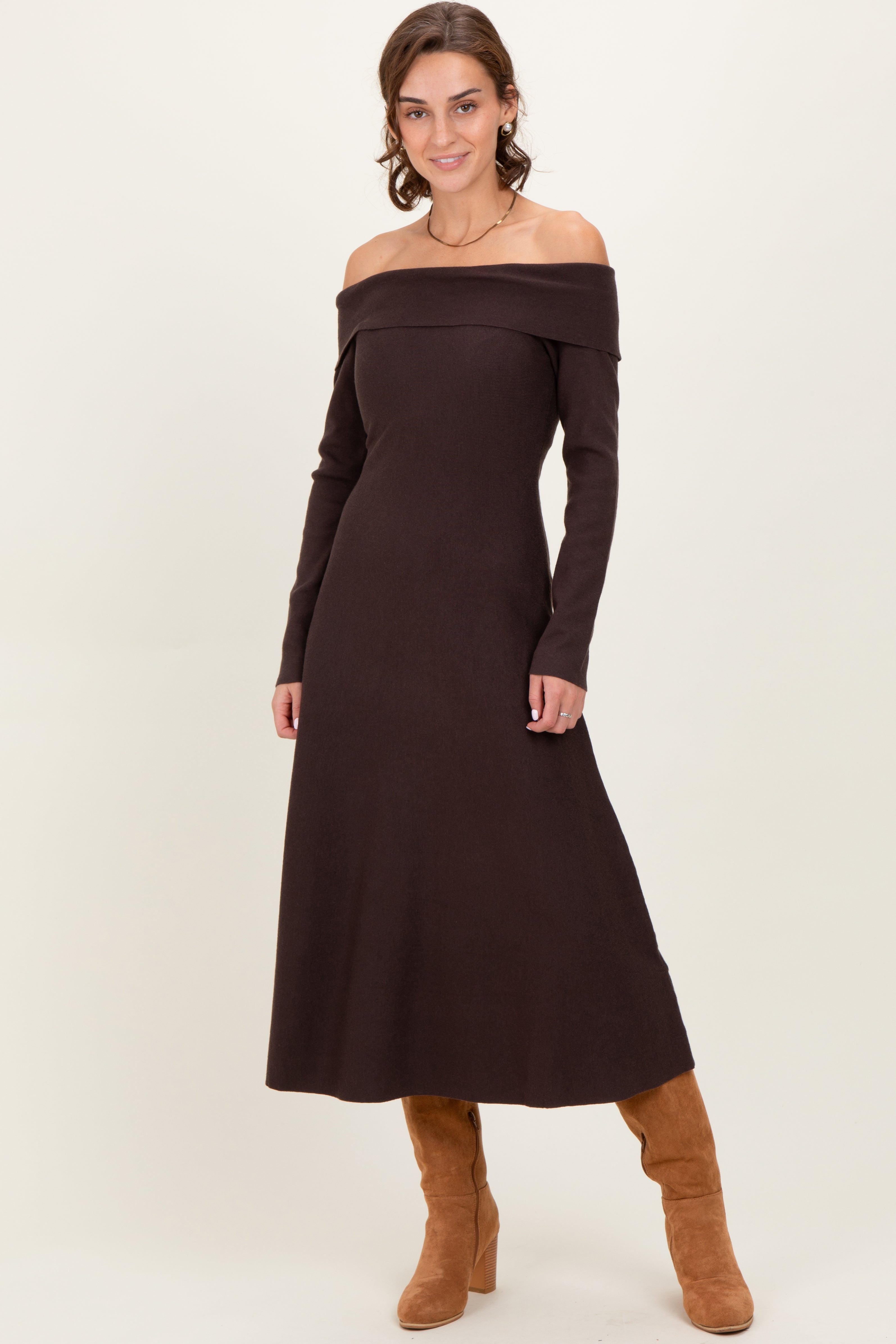 Braunes Umstands-Strickkleid in Midilänge mit Off-Shoulder-Ausschnitt
