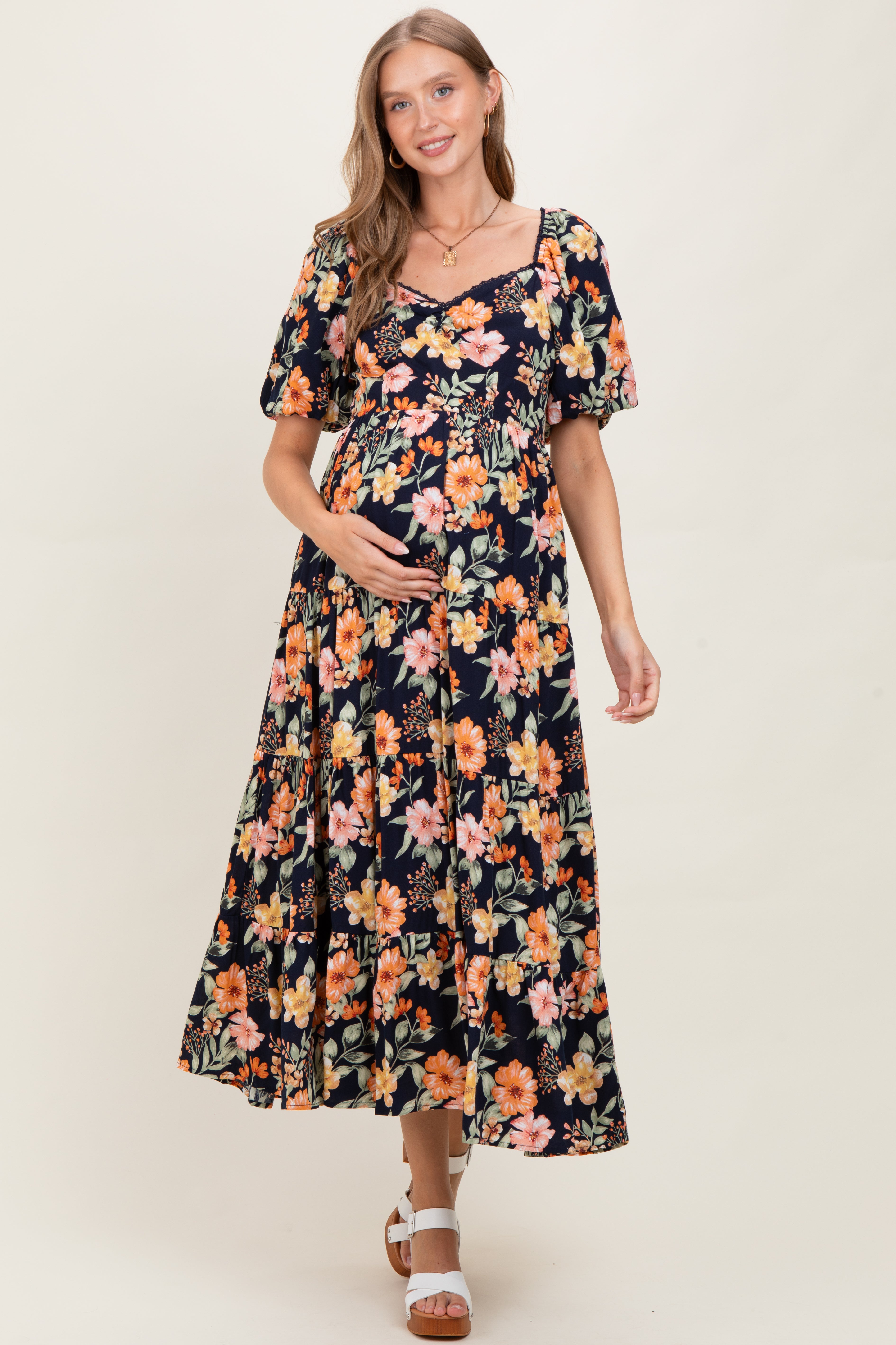 Marineblaues Umstands-Maxikleid mit Blumenmuster, Stufenrock und Puffärmeln