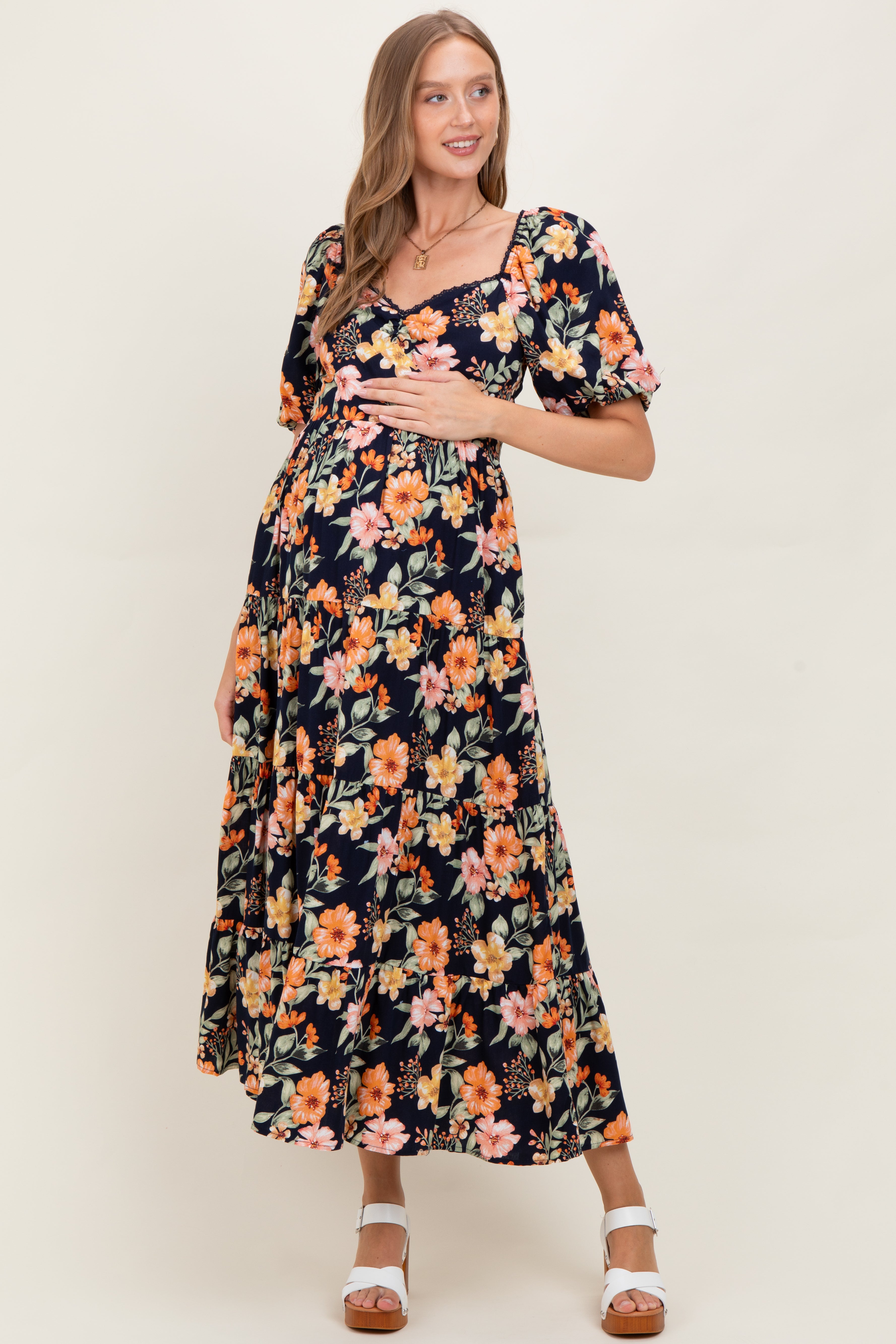 Marineblaues Umstands-Maxikleid mit Blumenmuster, Stufenrock und Puffärmeln