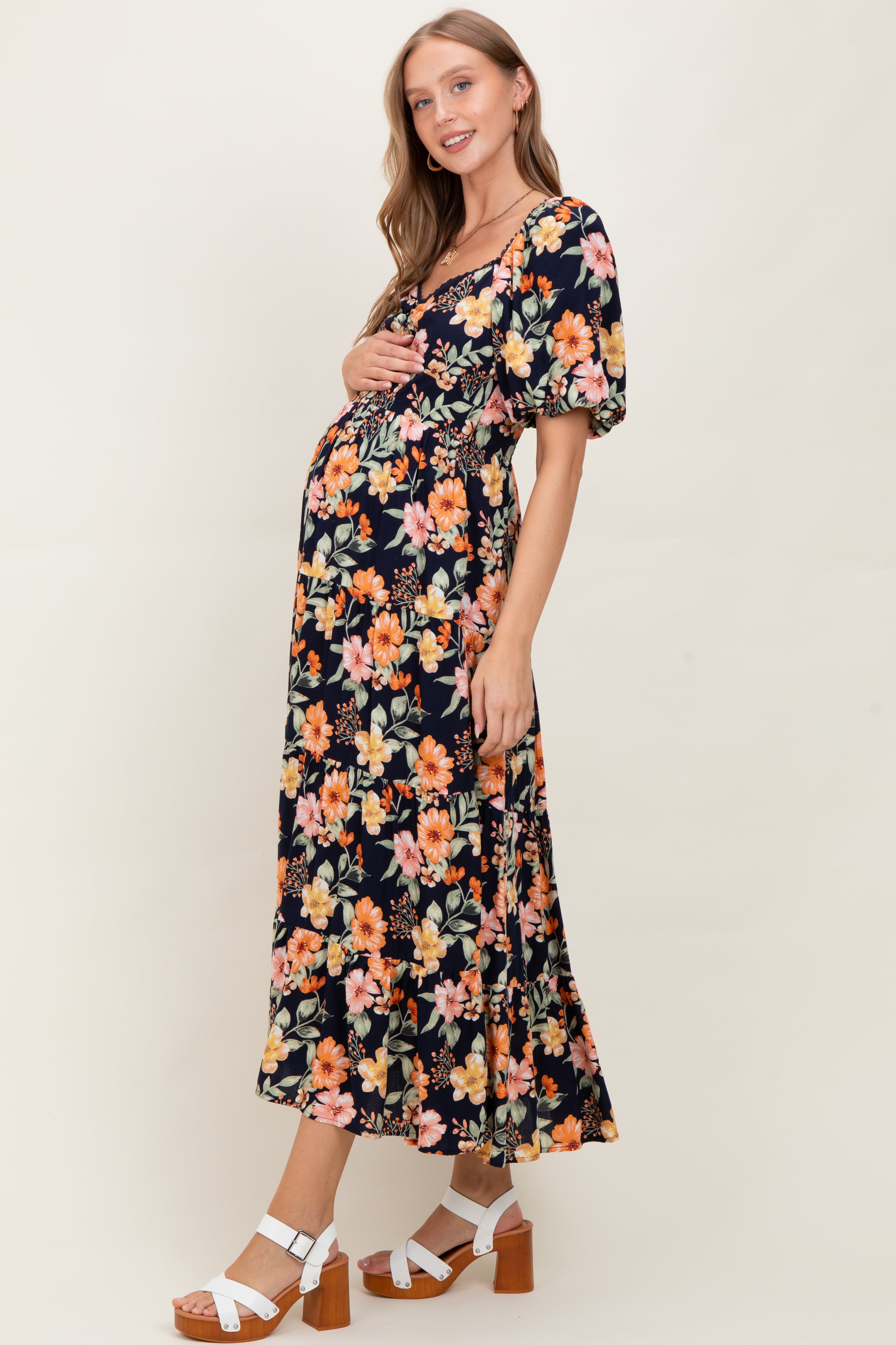 Marineblaues Umstands-Maxikleid mit Blumenmuster, Stufenrock und Puffärmeln