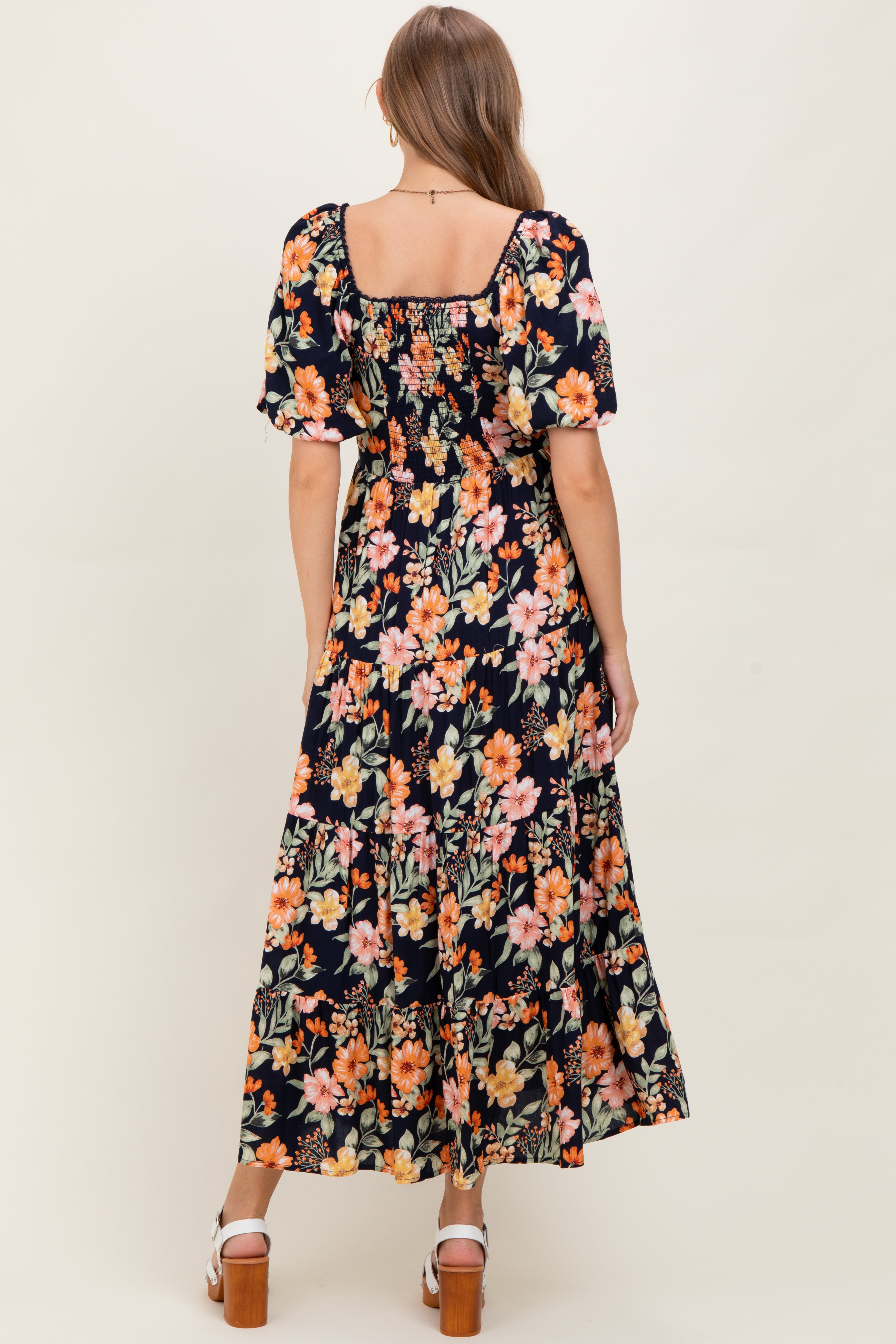 Marineblaues Umstands-Maxikleid mit Blumenmuster, Stufenrock und Puffärmeln