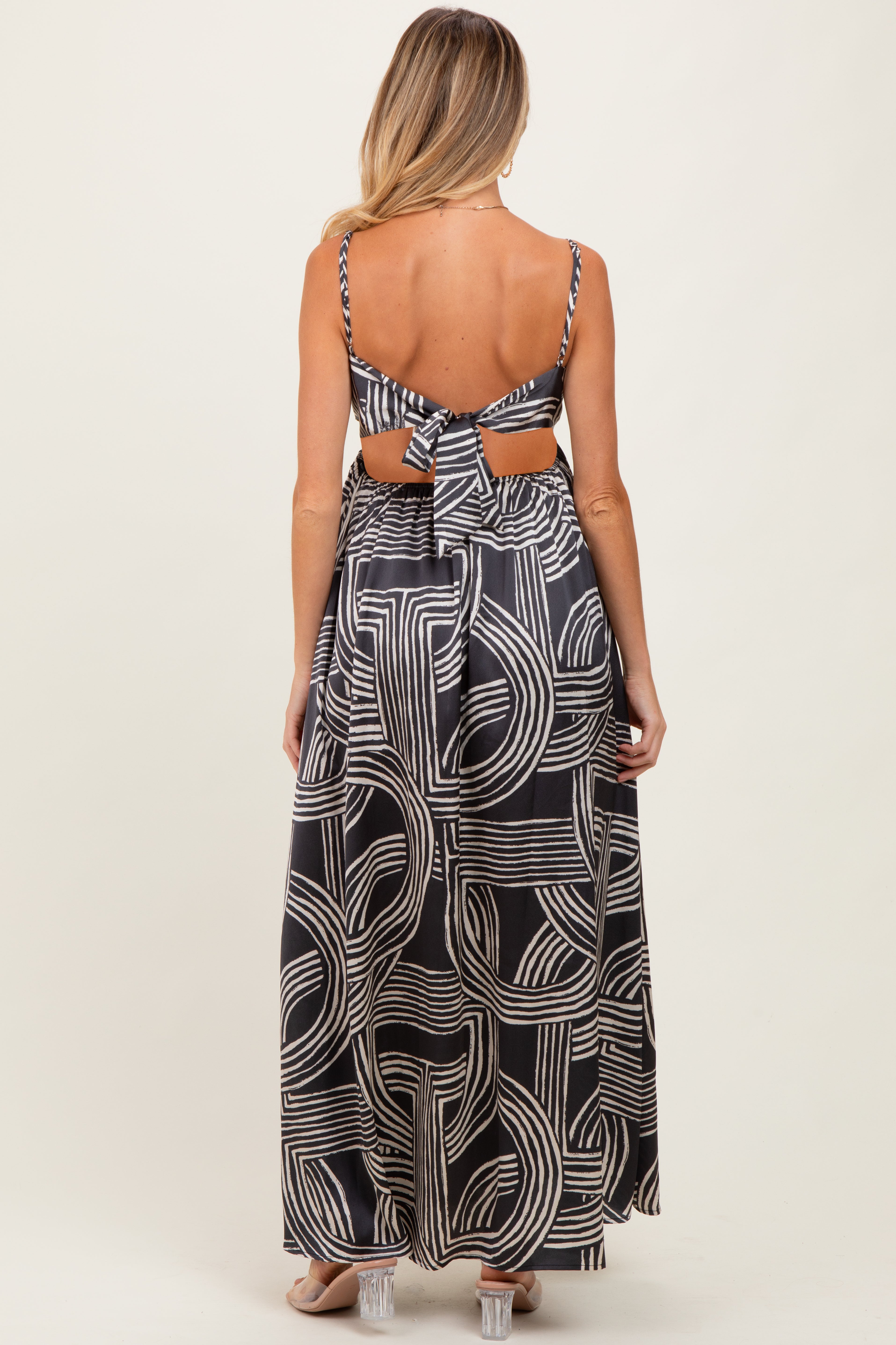 Schwarzes bedrucktes Umstandsmaxikleid mit Neckholder, Cut-out und Rückenband