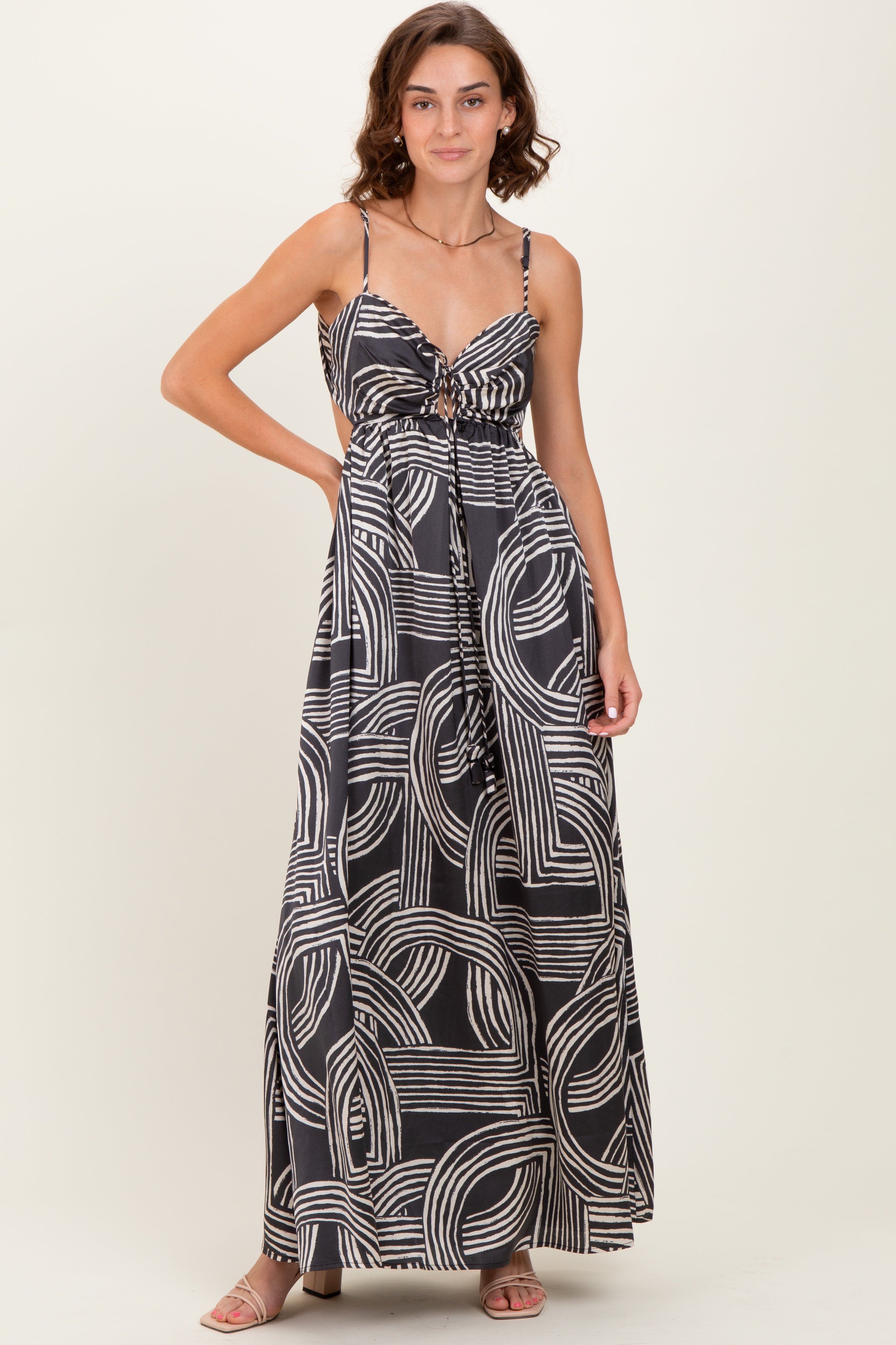 Schwarzes bedrucktes Umstandsmaxikleid mit Neckholder, Cut-out und Rückenband