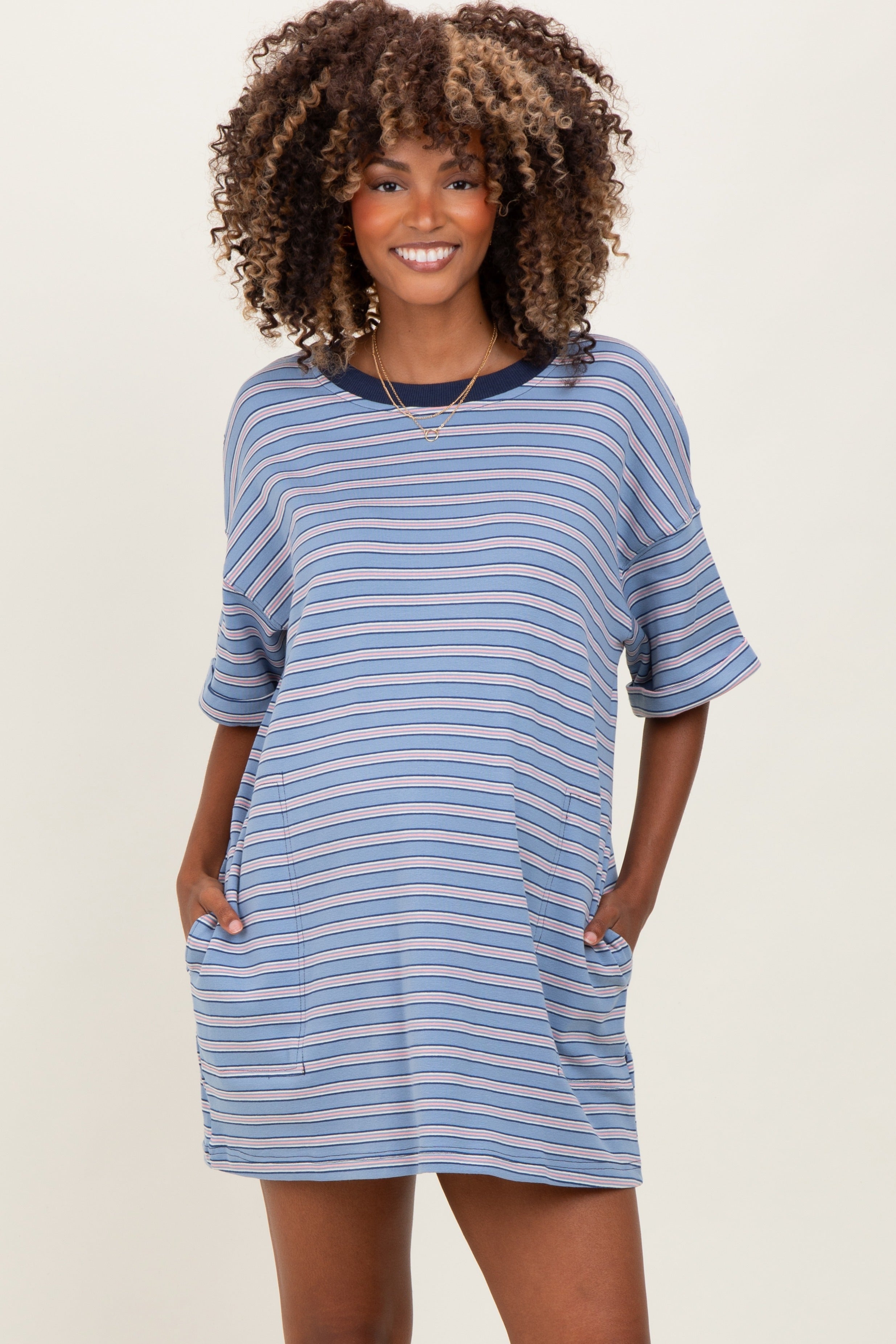 Blaues gestreiftes Umstands-T-Shirt-Kleid aus Strick mit kurzen Ärmeln
