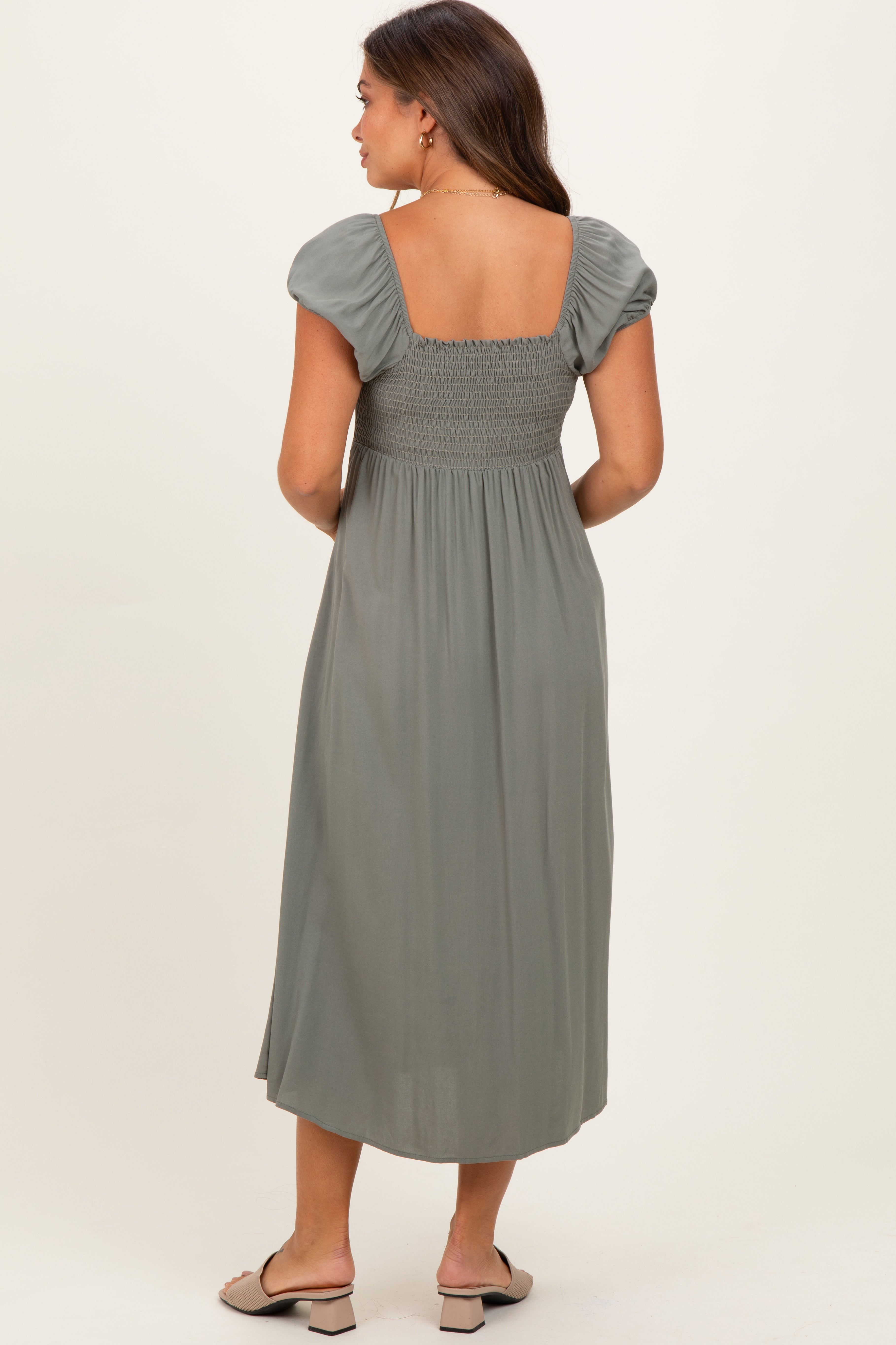 Umstands-Midikleid mit Knopfakzent und Schlitz vorne