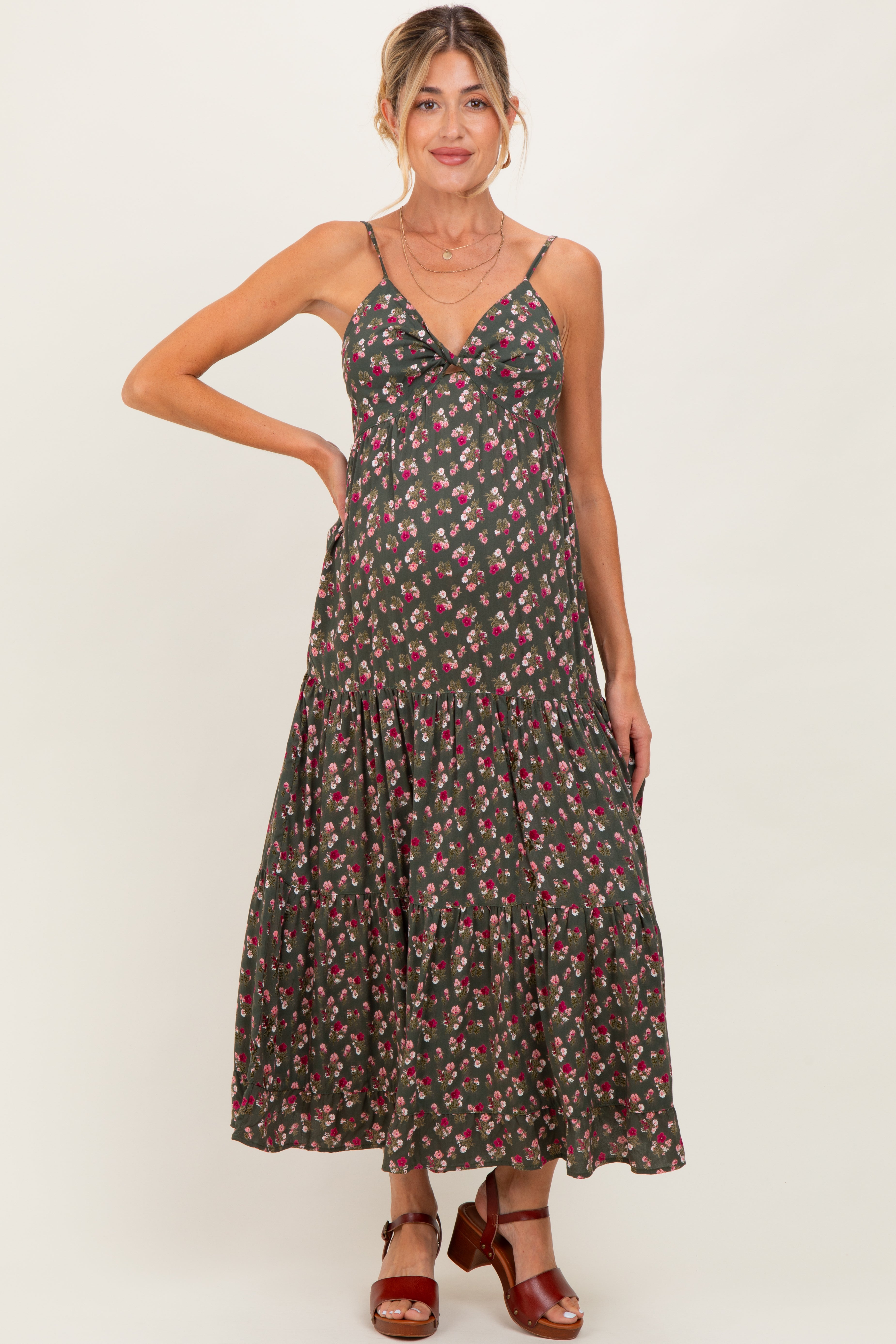 Olivfarbenes Umstands-Midikleid mit Twist-Front und Stufenrock