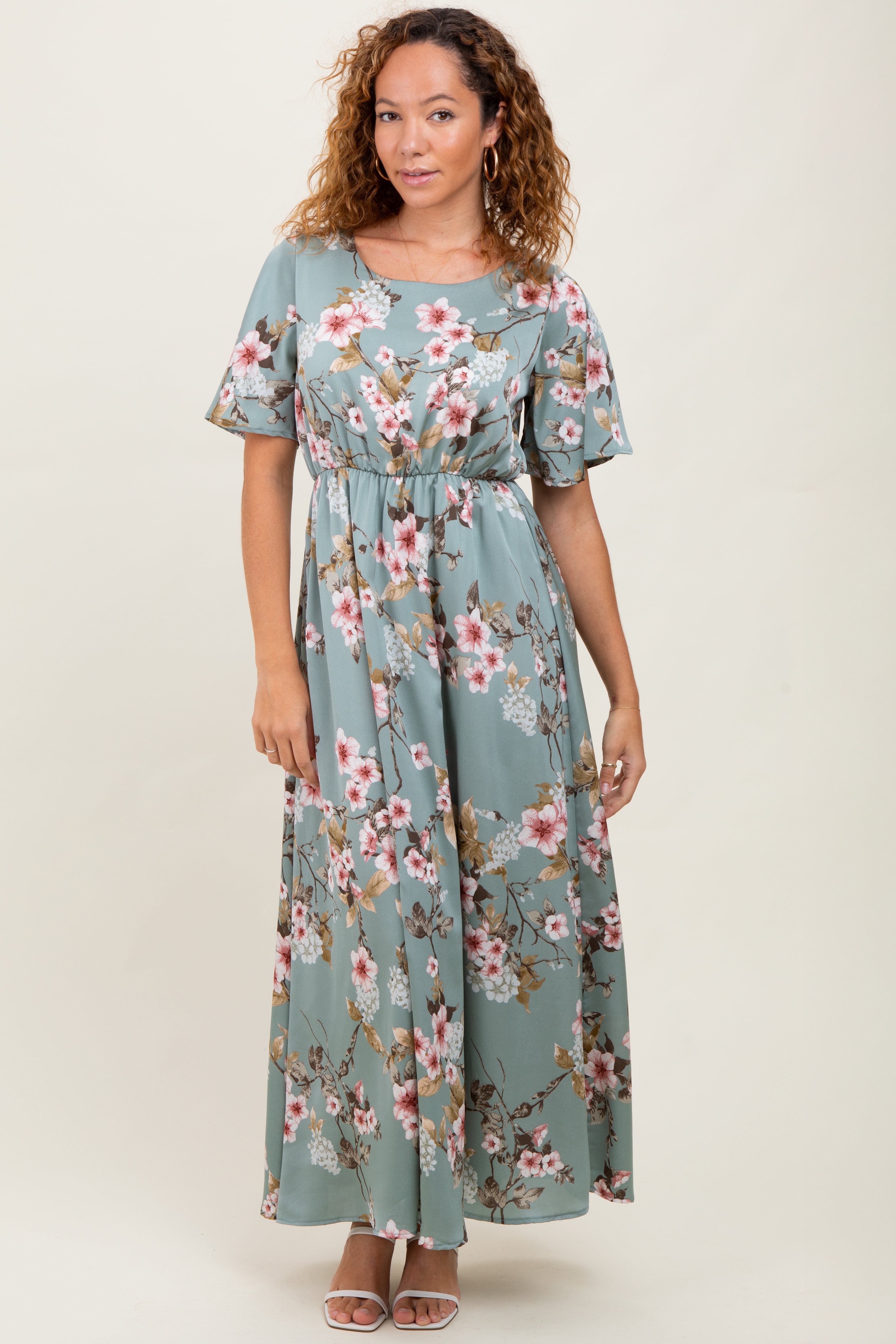 Hellolivfarbenes Umstands-Maxikleid mit Blumenmuster und Flatterärmeln