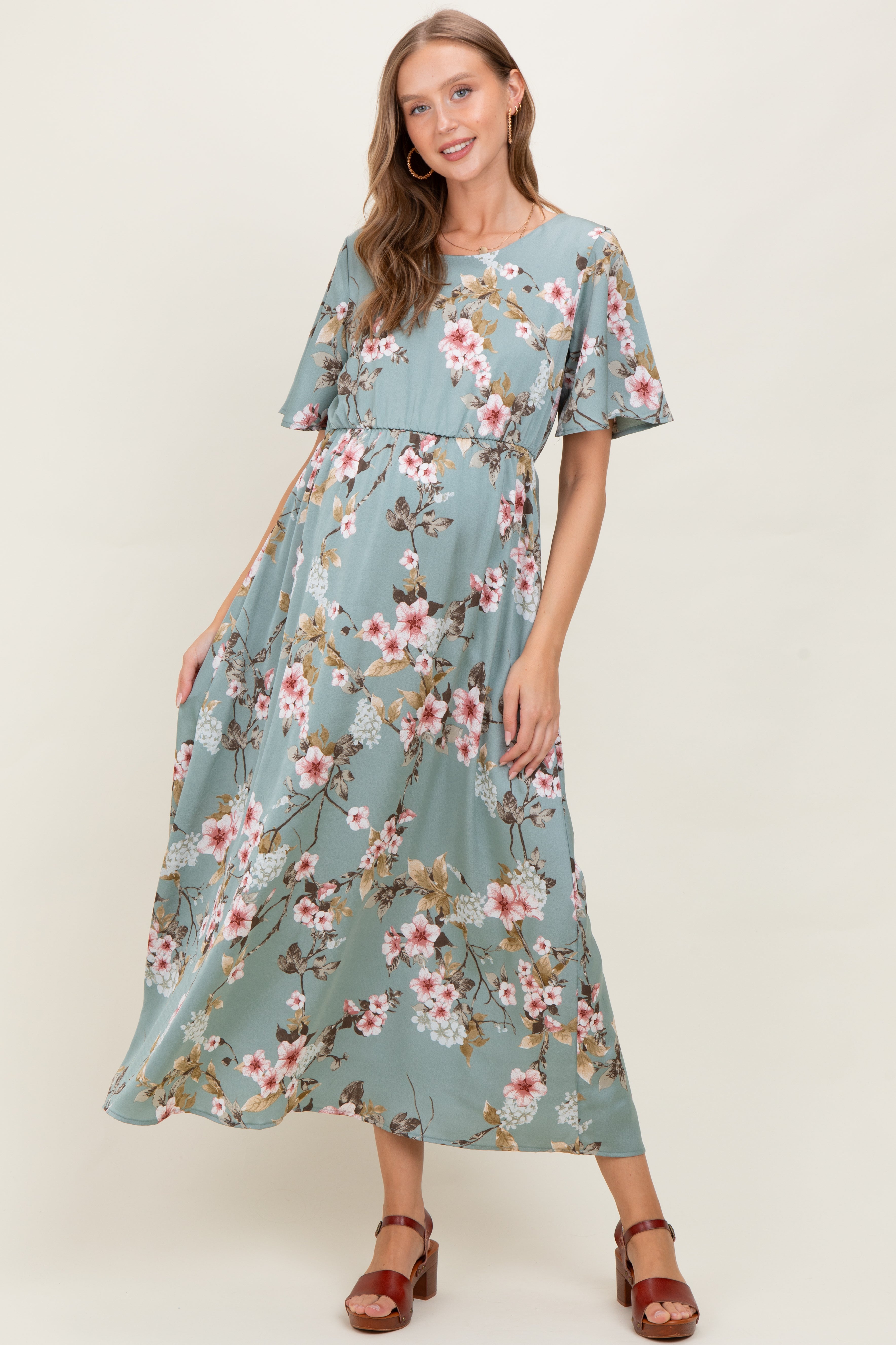 Hellolivfarbenes Umstands-Maxikleid mit Blumenmuster und Flatterärmeln