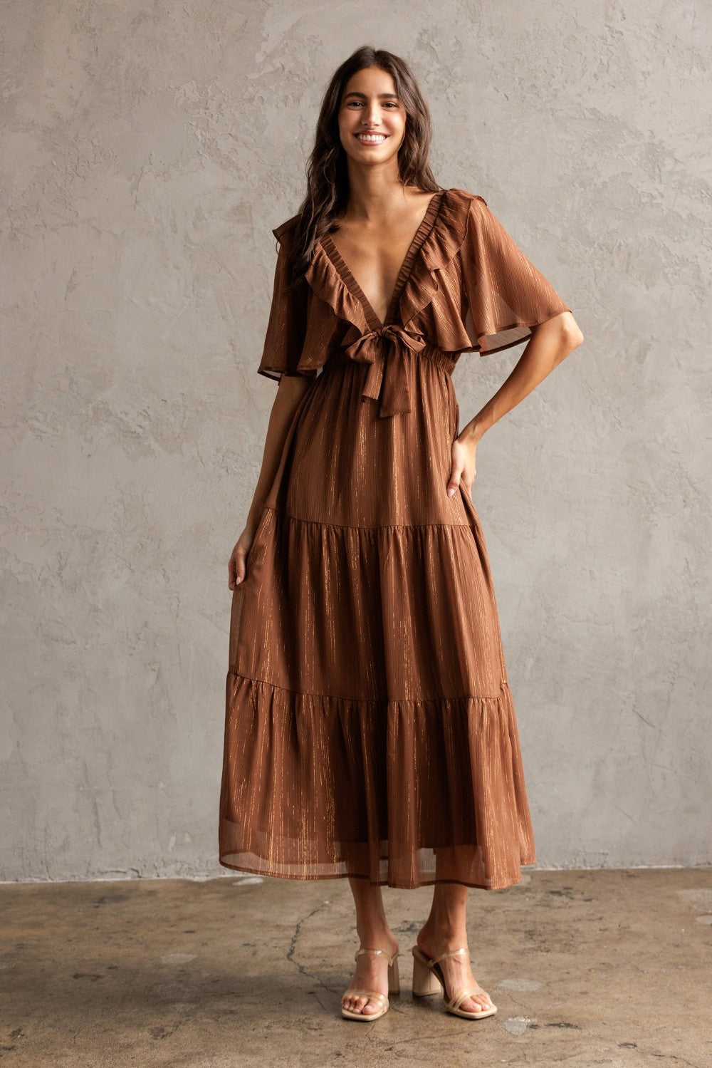 Umstands-Midikleid aus Metallic-Chiffon mit Volants und V-Ausschnitt