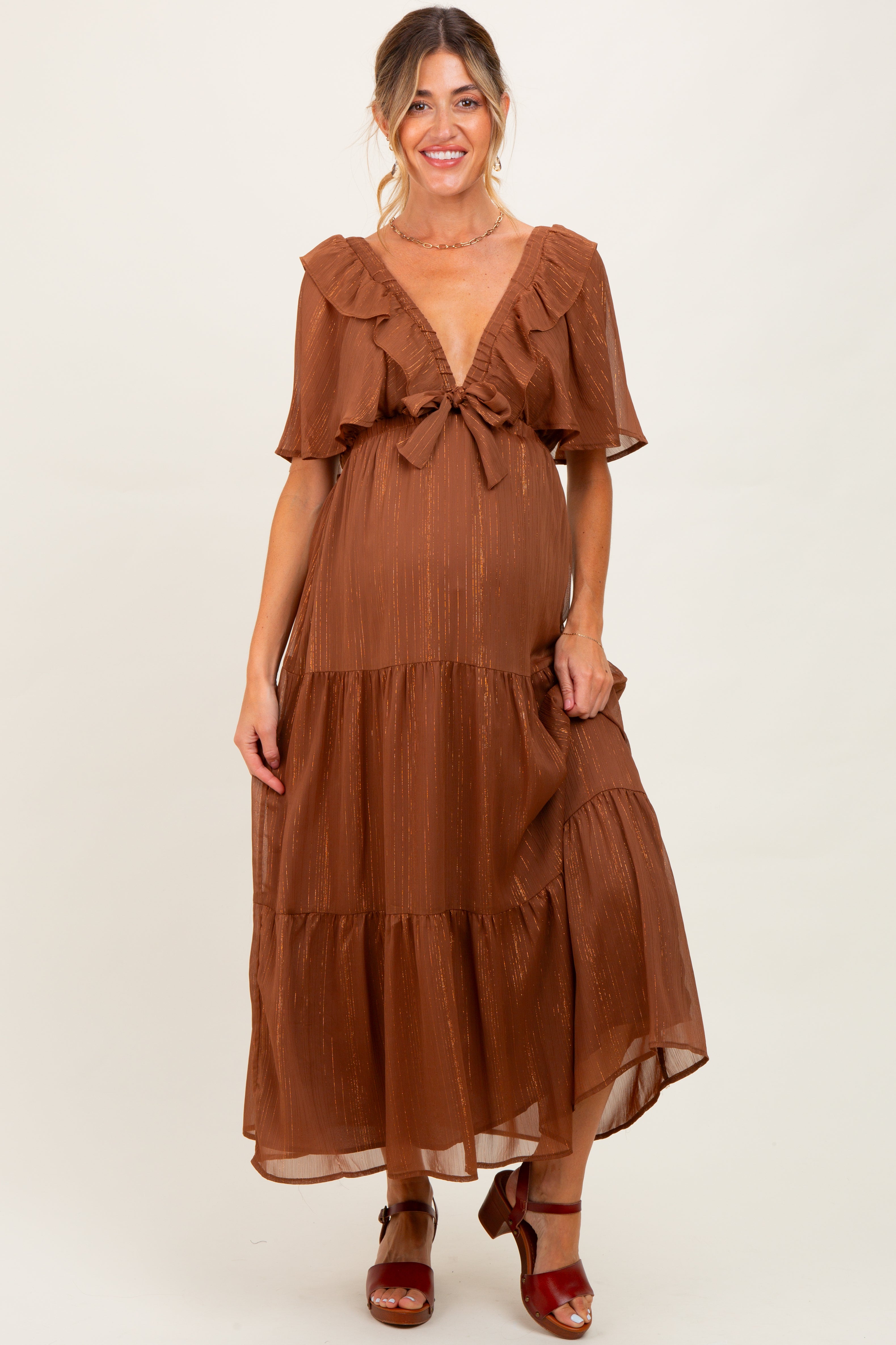 Umstands-Midikleid aus Metallic-Chiffon mit Volants und V-Ausschnitt