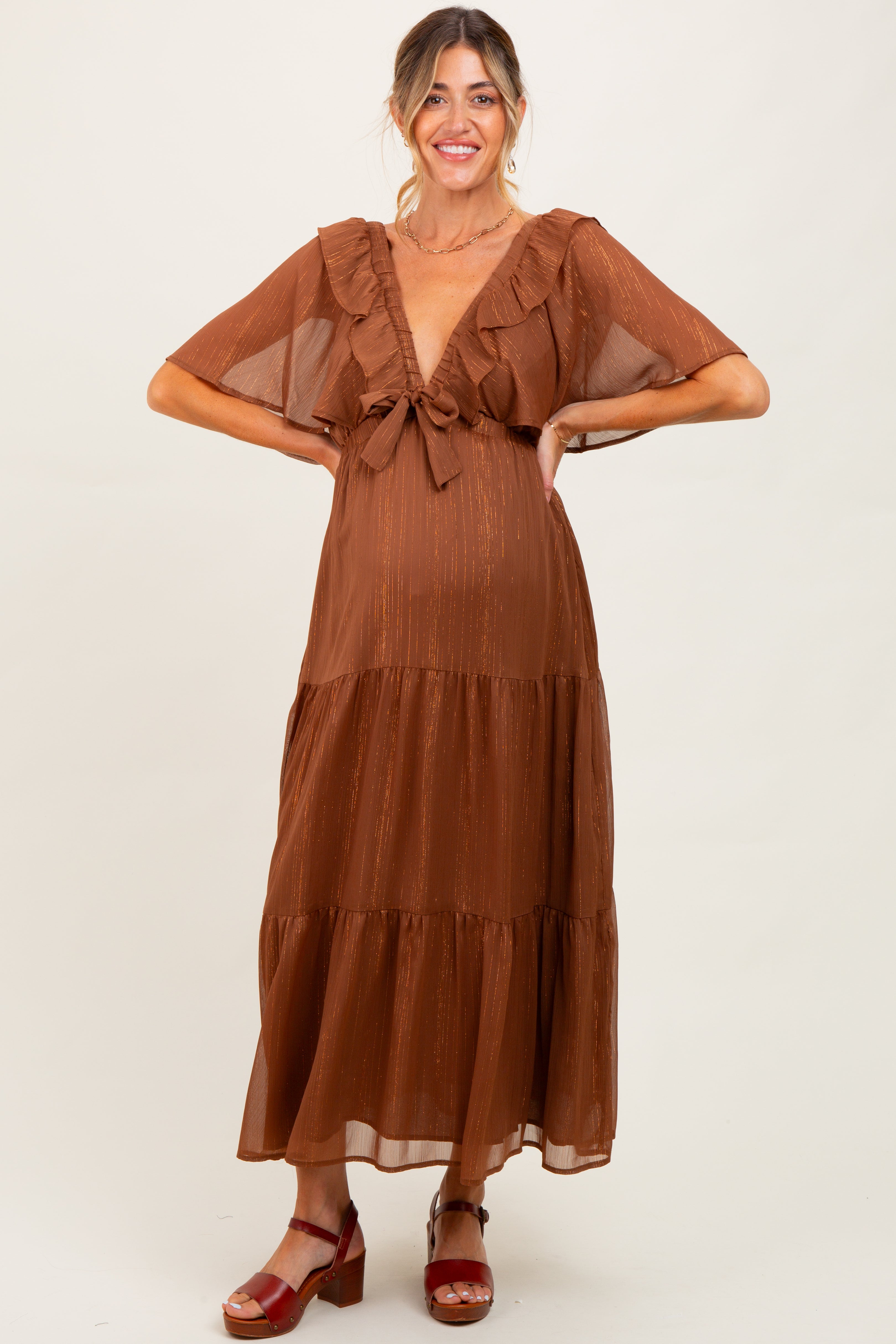 Umstands-Midikleid aus Metallic-Chiffon mit Volants und V-Ausschnitt