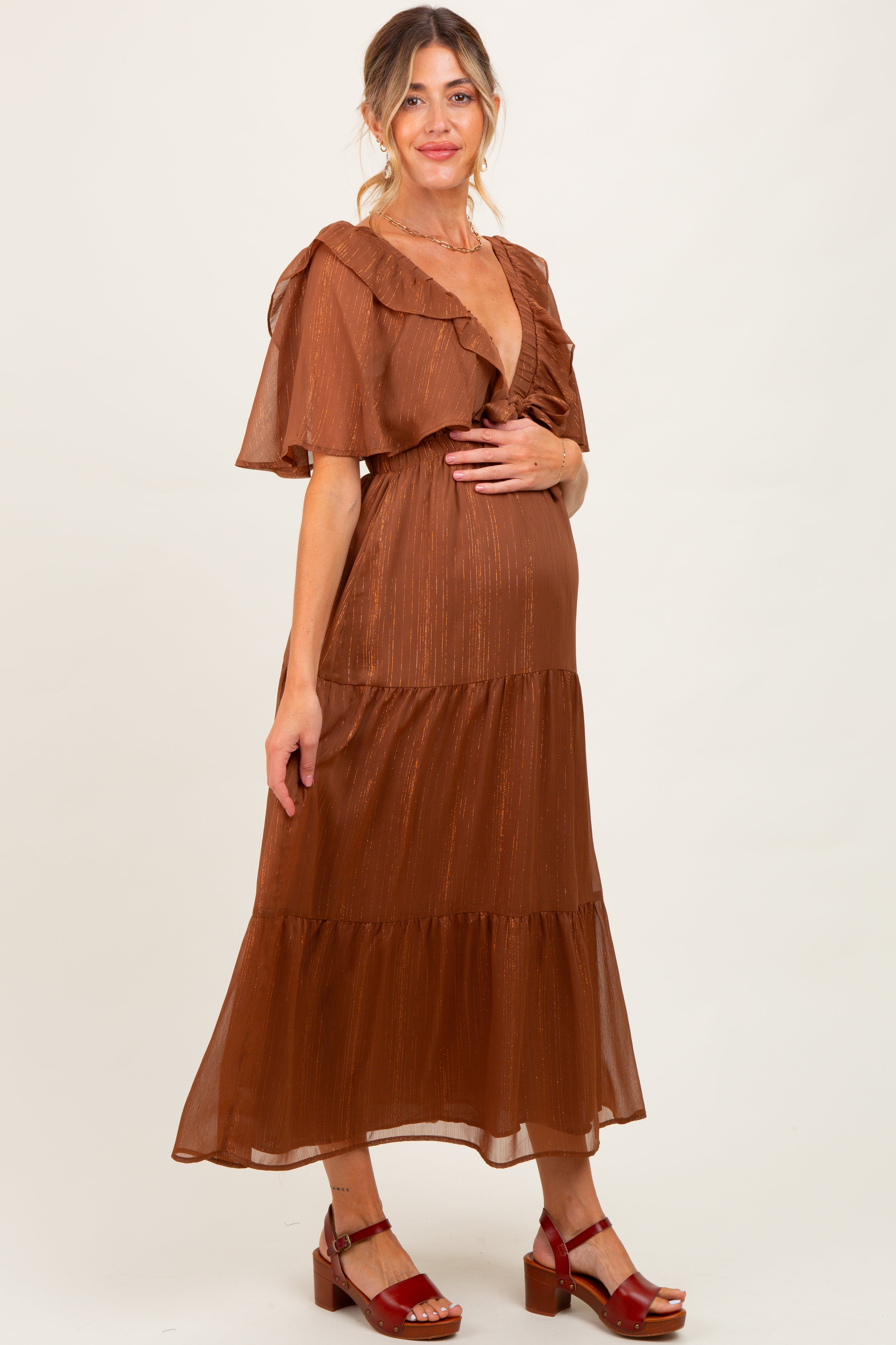 Umstands-Midikleid aus Metallic-Chiffon mit Volants und V-Ausschnitt