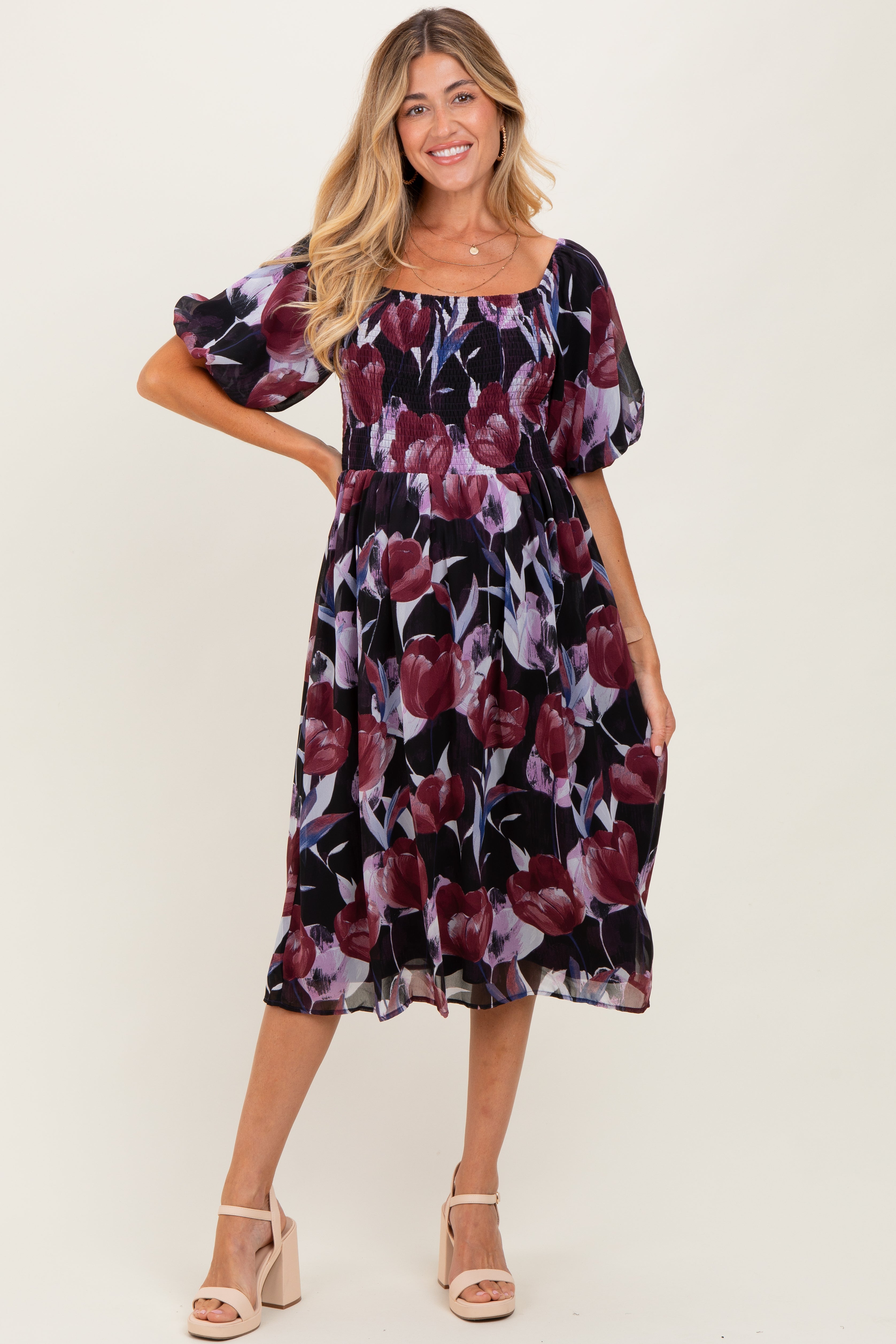 Pflaumenfarbenes Umstands-Midikleid mit Tulpen-Blumenmuster, Smok-Bund und Puffärmeln