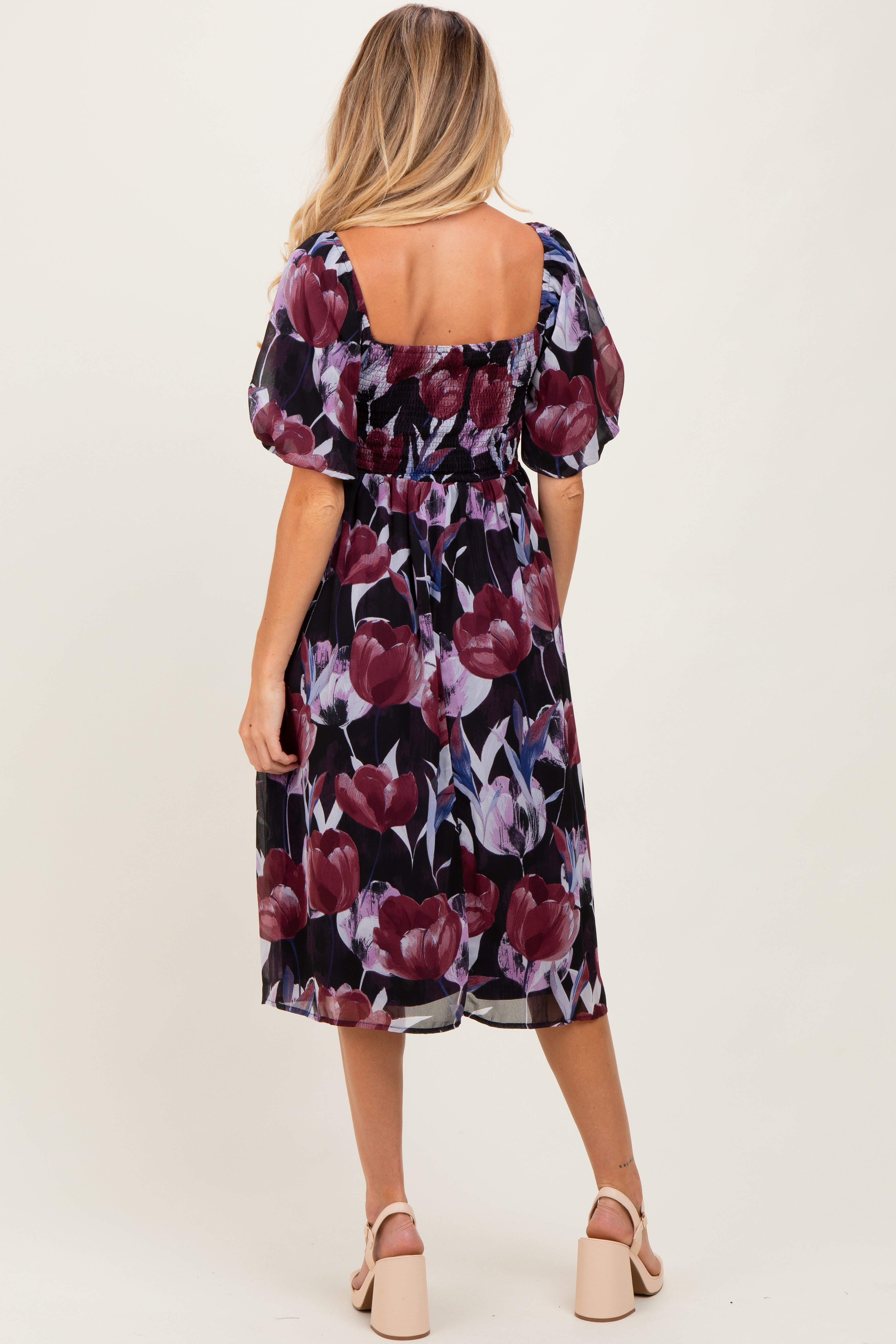 Pflaumenfarbenes Umstands-Midikleid mit Tulpen-Blumenmuster, Smok-Bund und Puffärmeln