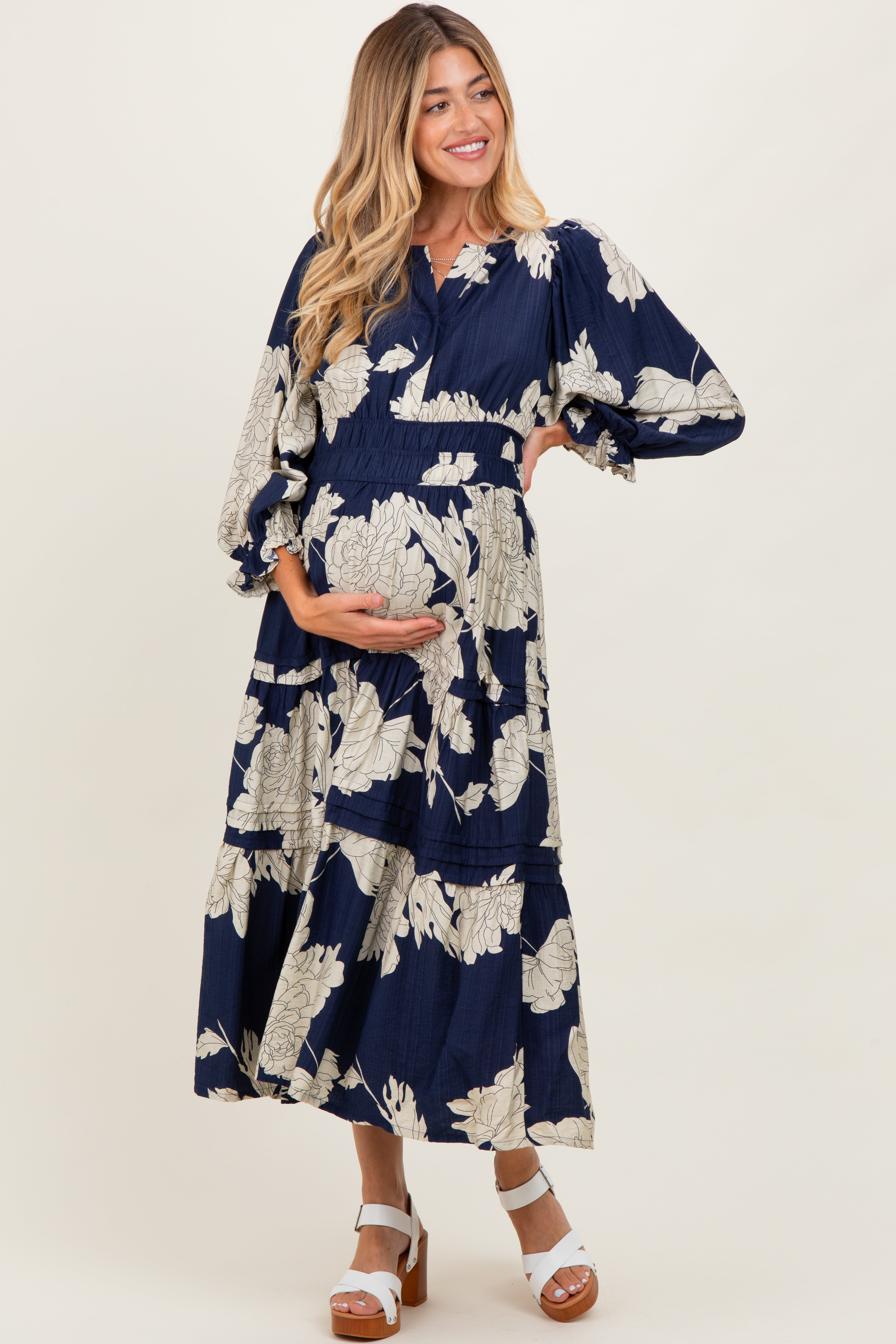 Marineblaues Umstands-Midikleid mit Blumenmuster, 3/4-Ärmeln und Stufenrock