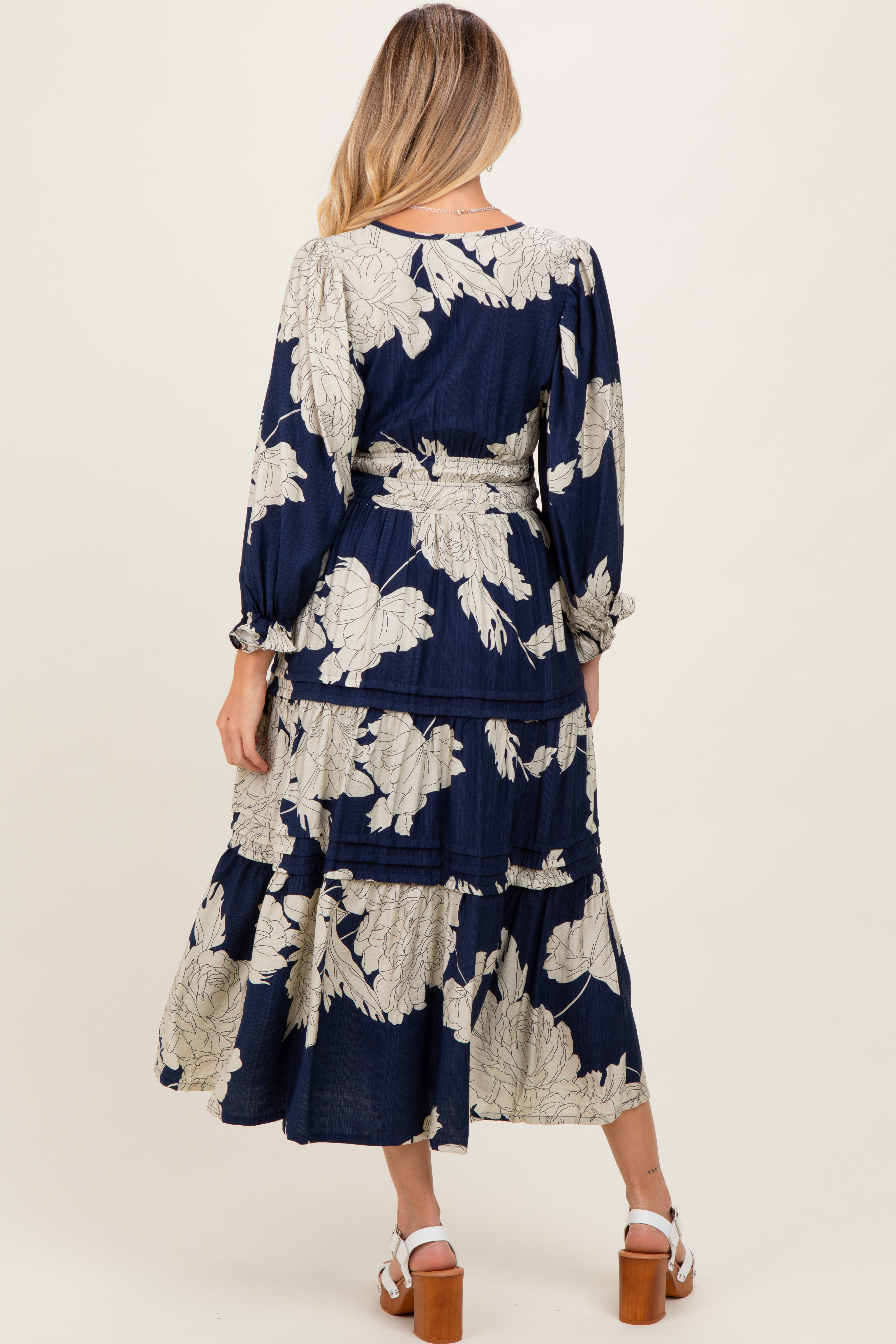 Marineblaues Umstands-Midikleid mit Blumenmuster, 3/4-Ärmeln und Stufenrock